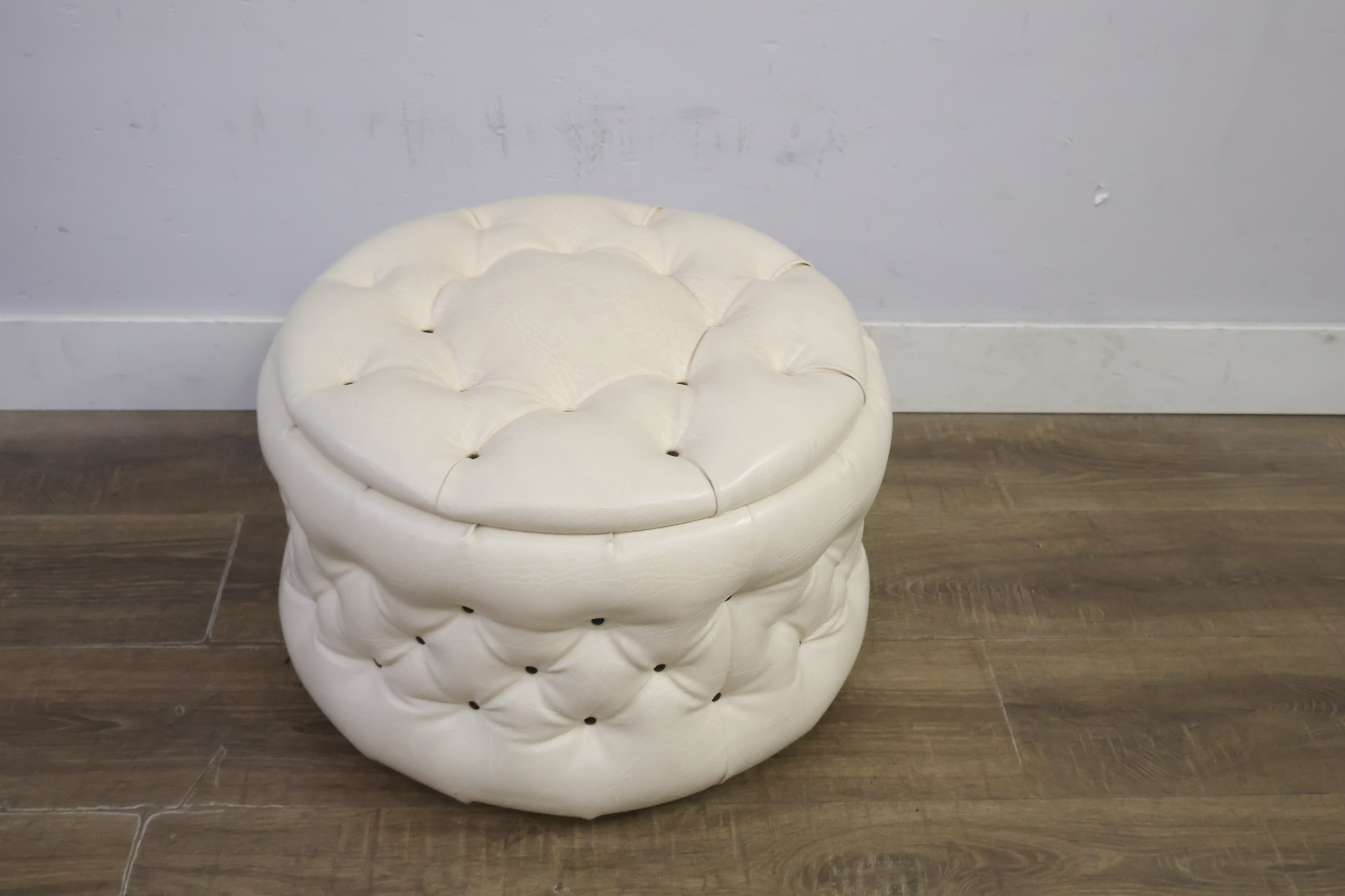 Ronde witte leren poef – foto 5 – kavel bij GSD Auctions, Zoeterwoude