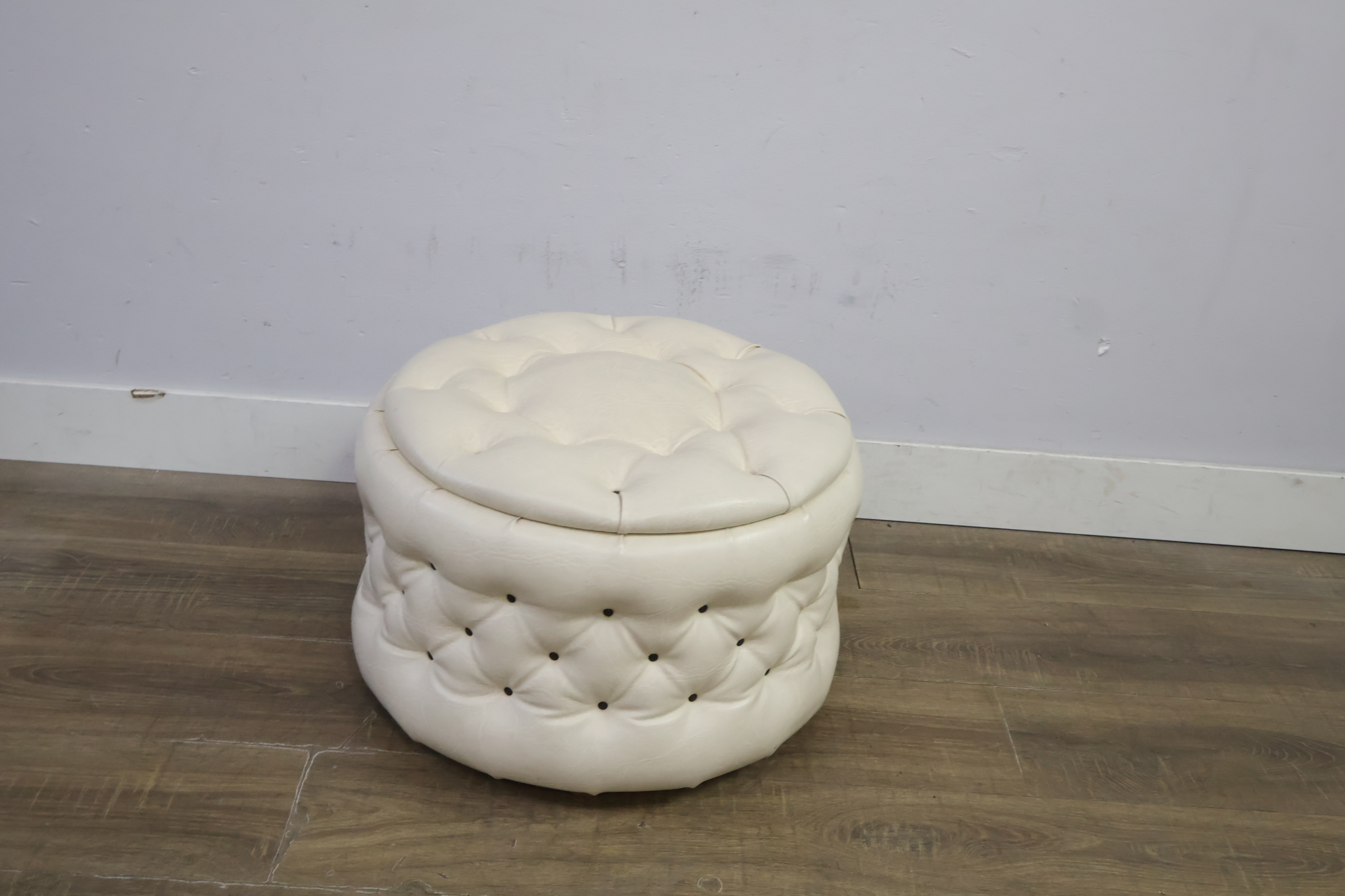 Ronde witte leren poef – foto 6 – kavel bij GSD Auctions, Zoeterwoude