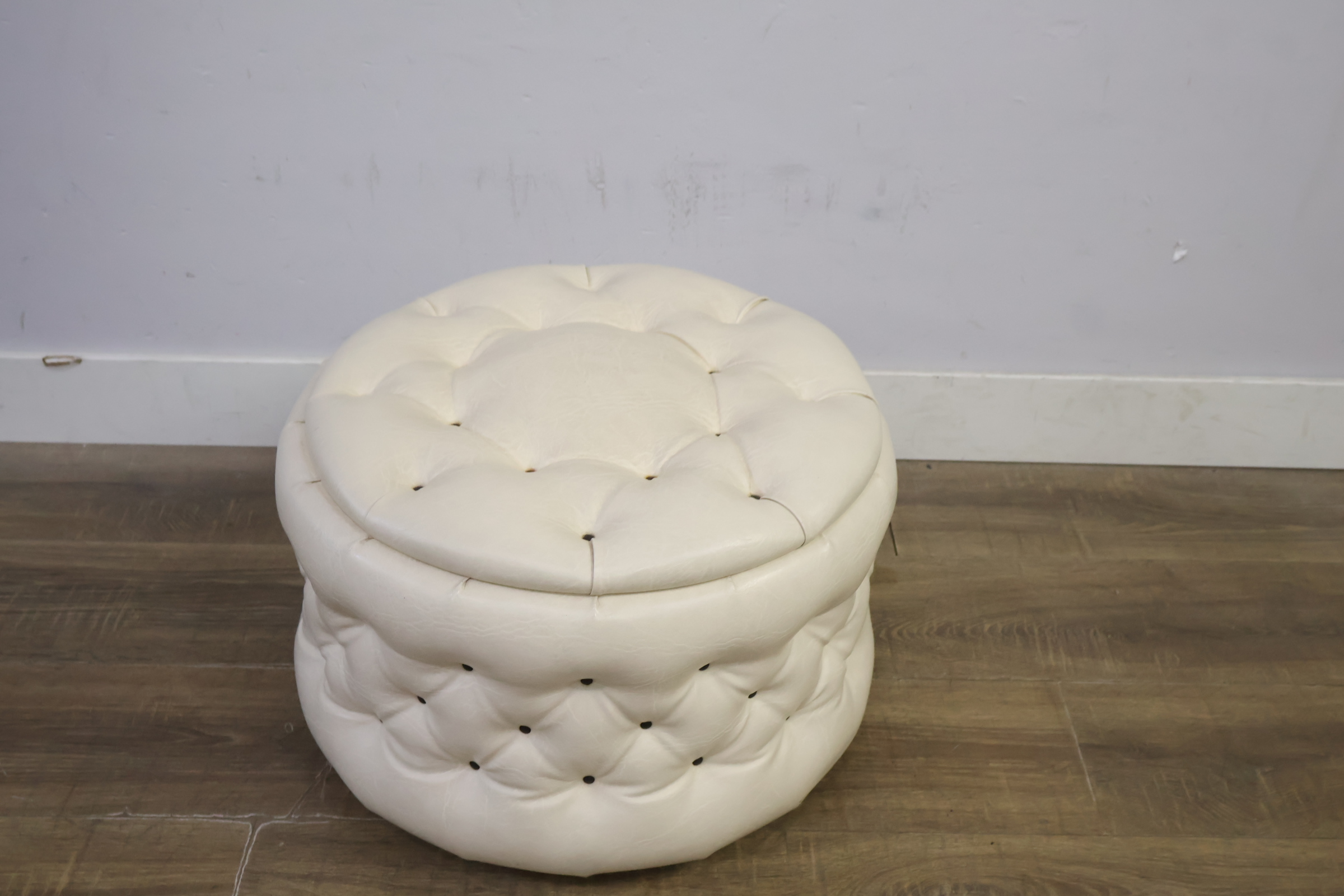 Ronde witte leren poef – foto 7 – kavel bij GSD Auctions, Zoeterwoude