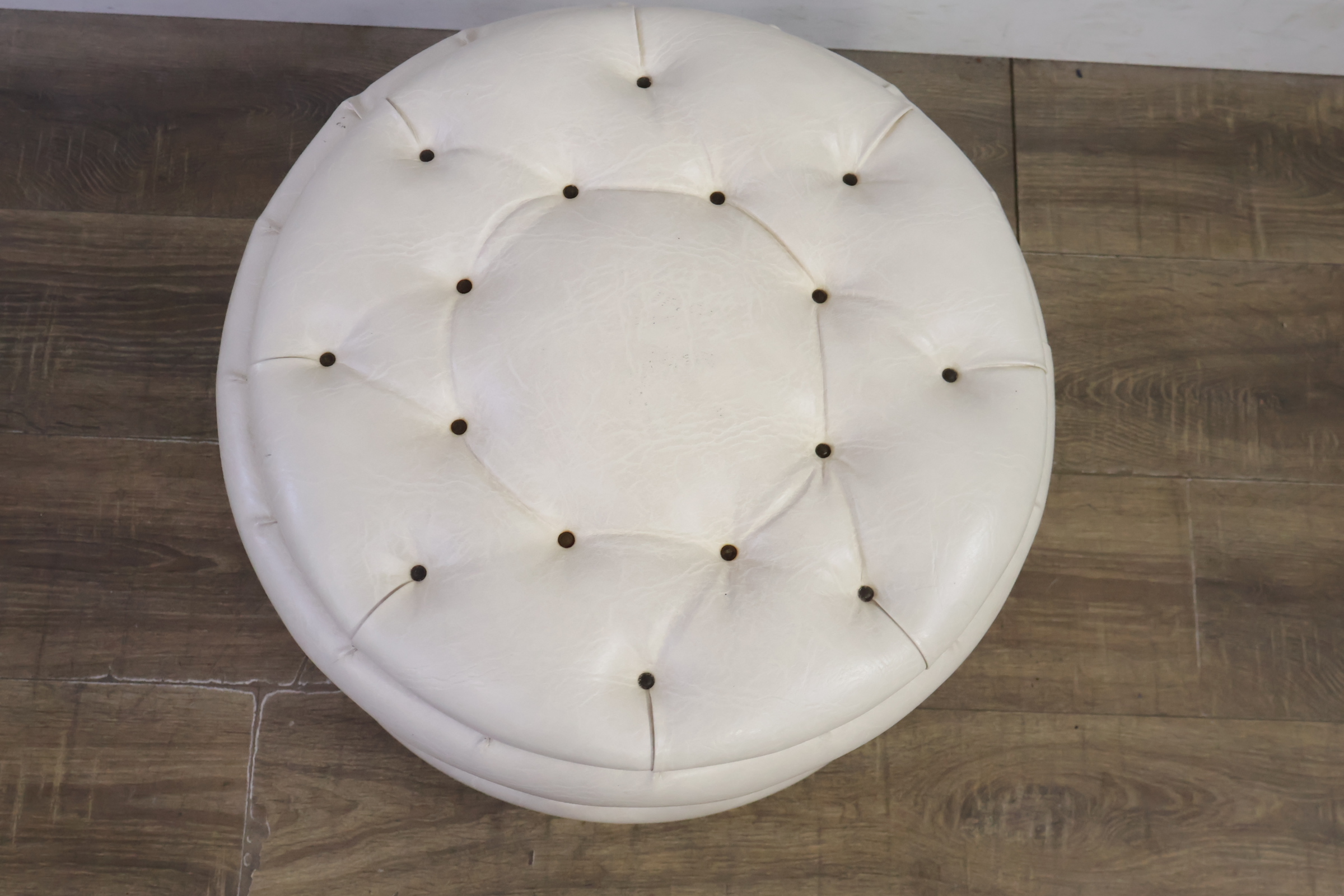 Ronde witte leren poef – foto 8 – kavel bij GSD Auctions, Zoeterwoude