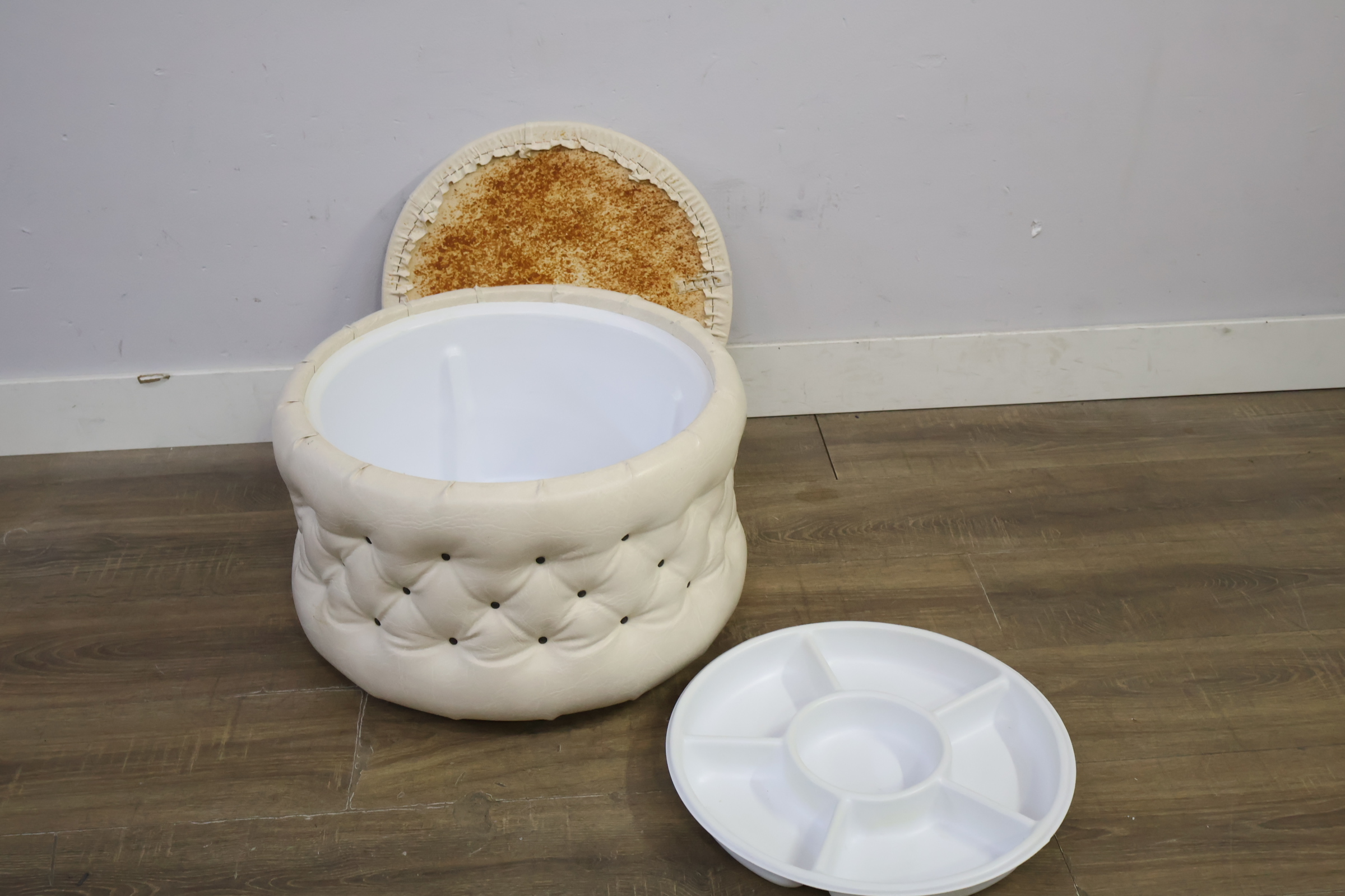 Ronde witte leren poef – foto 9 – kavel bij GSD Auctions, Zoeterwoude