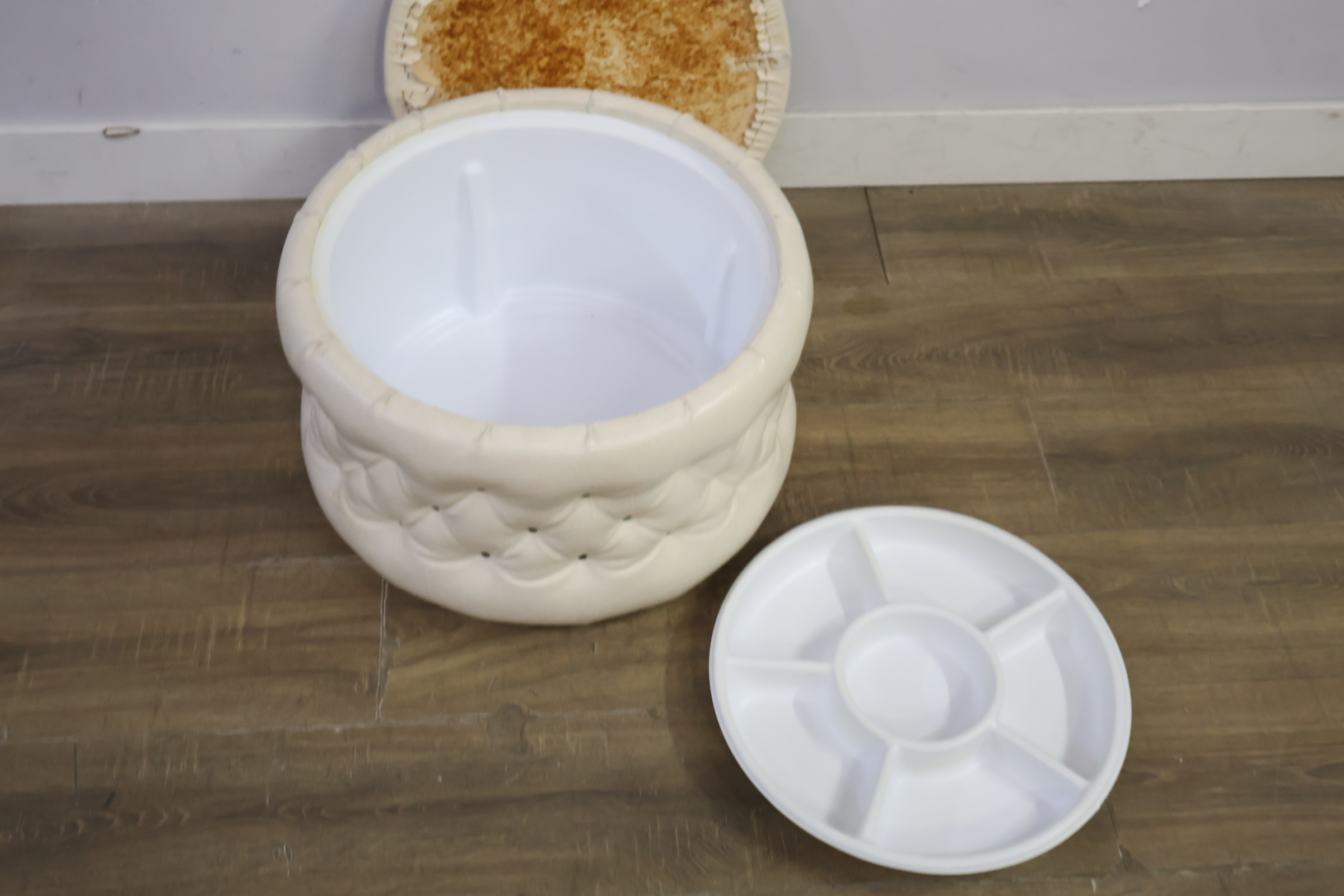 Ronde witte leren poef – foto 10 – kavel bij GSD Auctions, Zoeterwoude