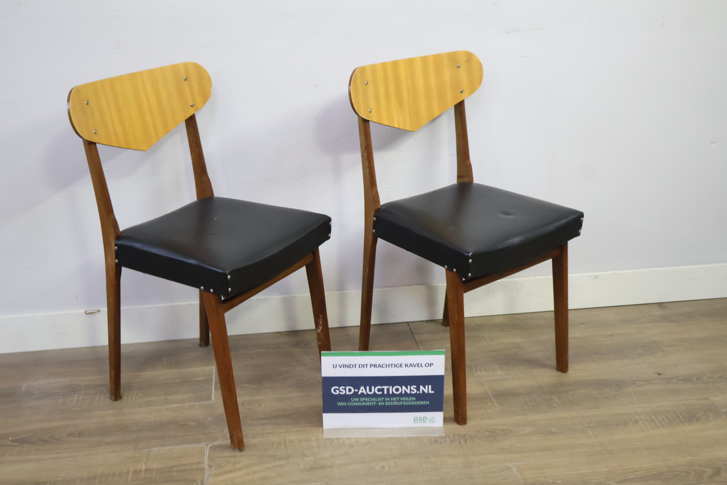 Twee houten stoelen met zwart kunstleer zitting – foto 2 – kavel bij GSD Auctions, Zoeterwoude