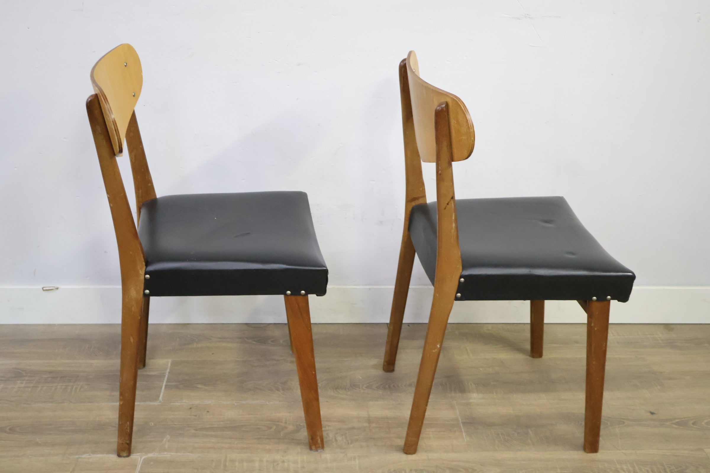 Twee houten stoelen met zwart kunstleer zitting – foto 3 – kavel bij GSD Auctions, Zoeterwoude