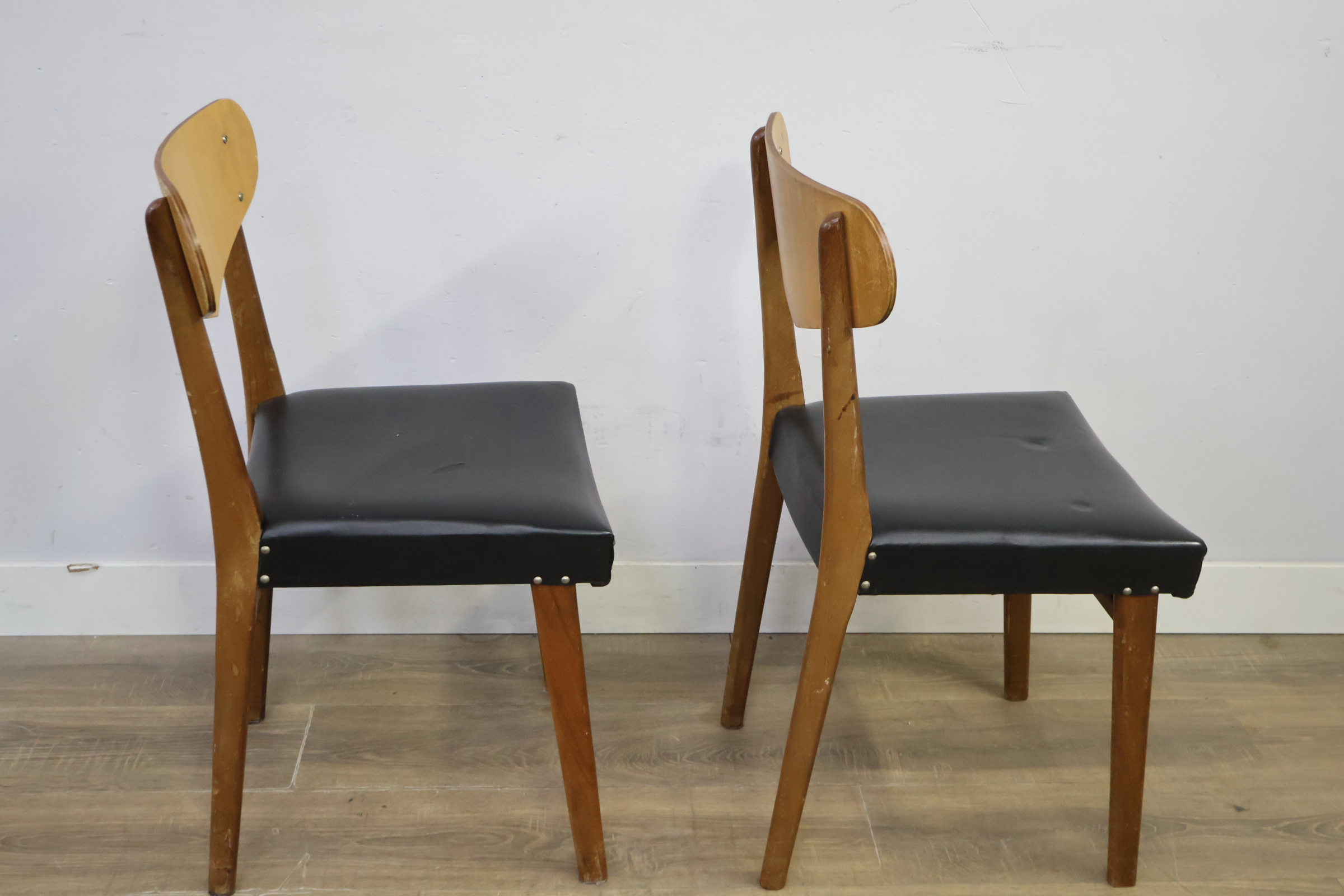 Twee houten stoelen met zwart kunstleer zitting – foto 4 – kavel bij GSD Auctions, Zoeterwoude
