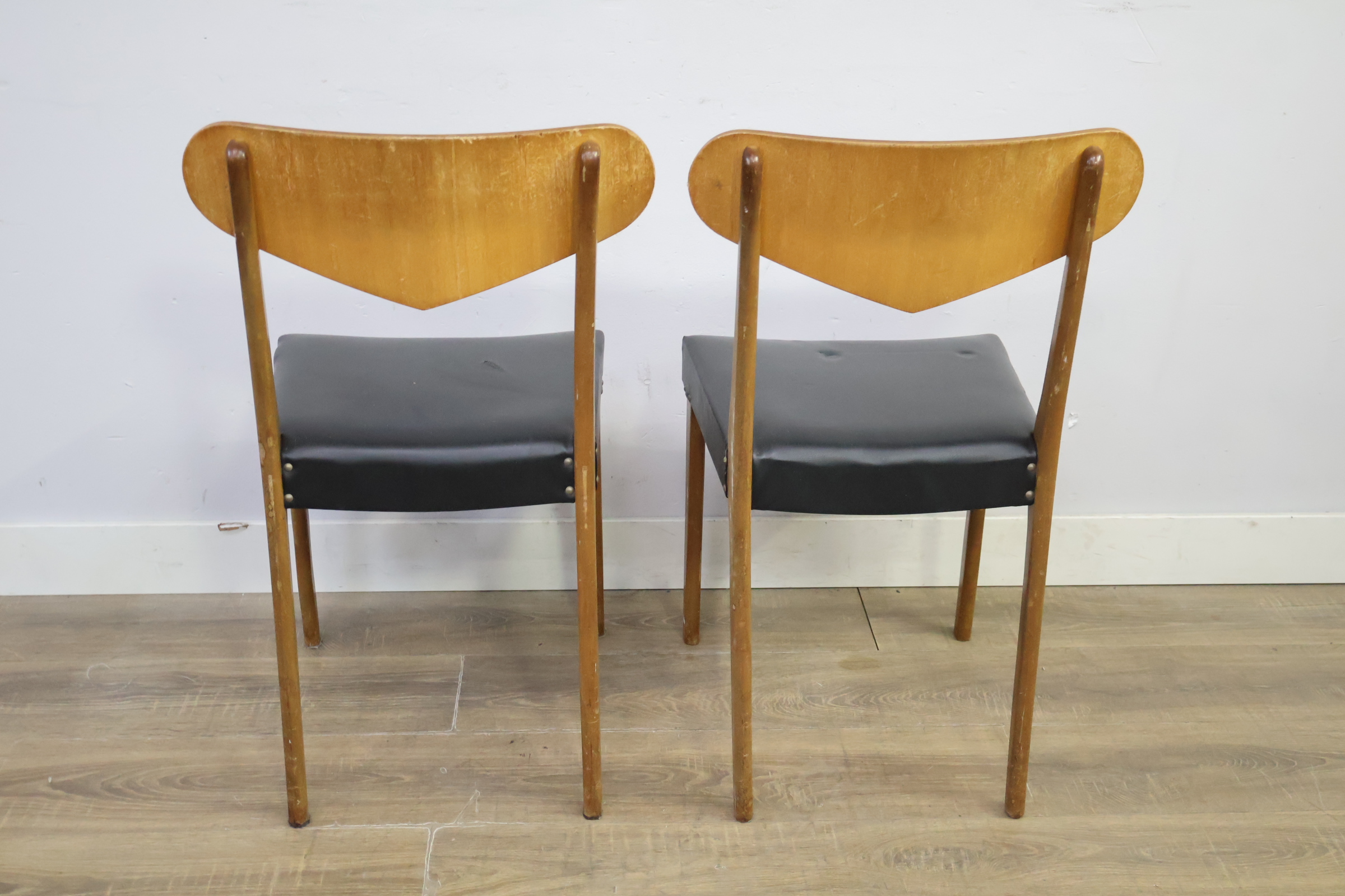 Twee houten stoelen met zwart kunstleer zitting – foto 5 – kavel bij GSD Auctions, Zoeterwoude