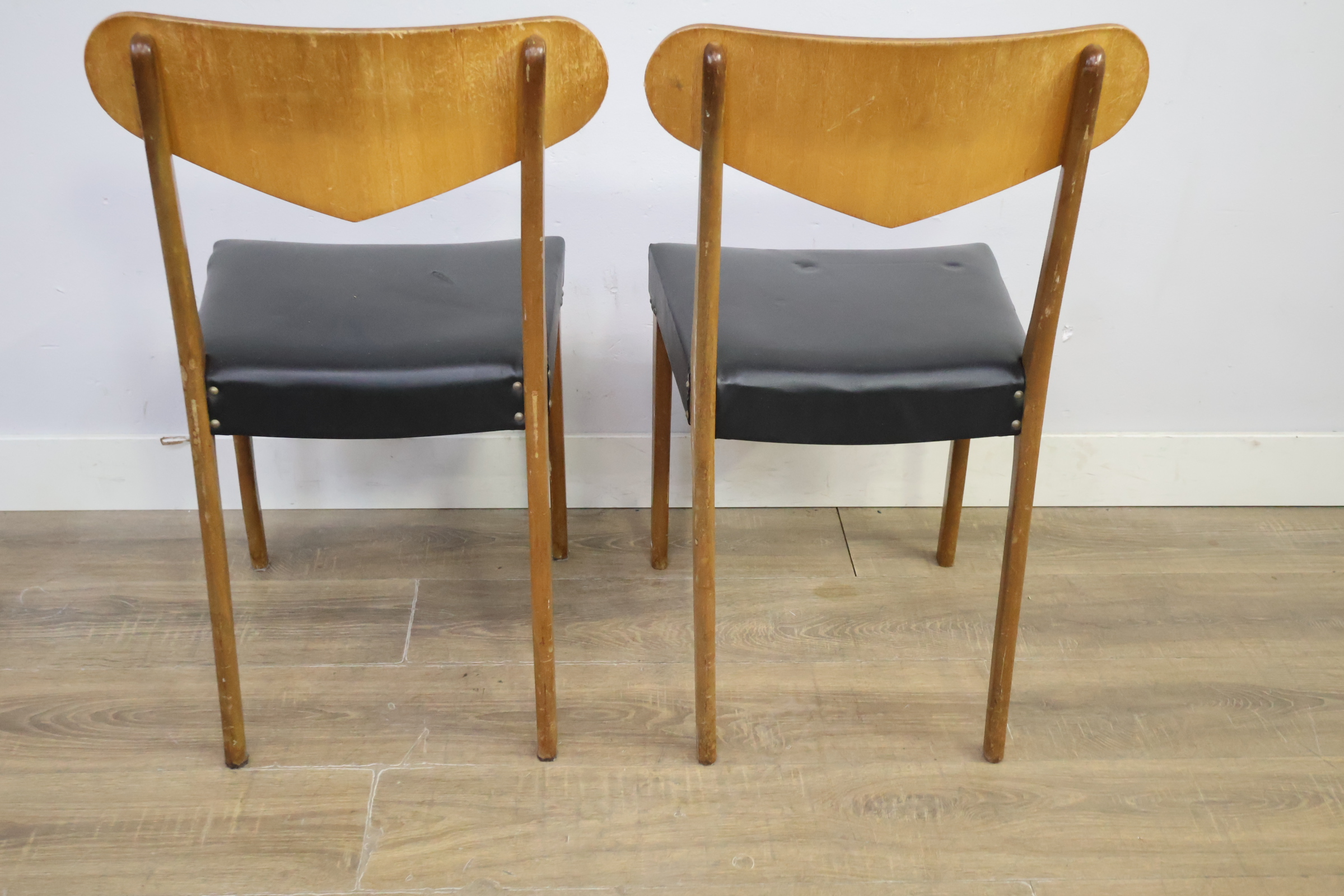 Twee houten stoelen met zwart kunstleer zitting – foto 6 – kavel bij GSD Auctions, Zoeterwoude