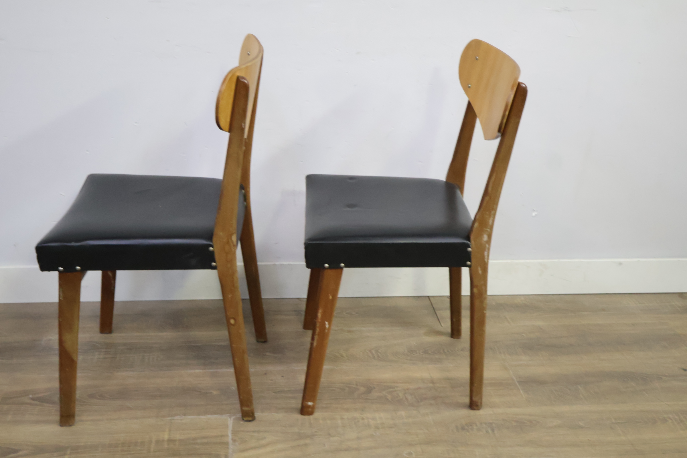 Twee houten stoelen met zwart kunstleer zitting – foto 7 – kavel bij GSD Auctions, Zoeterwoude