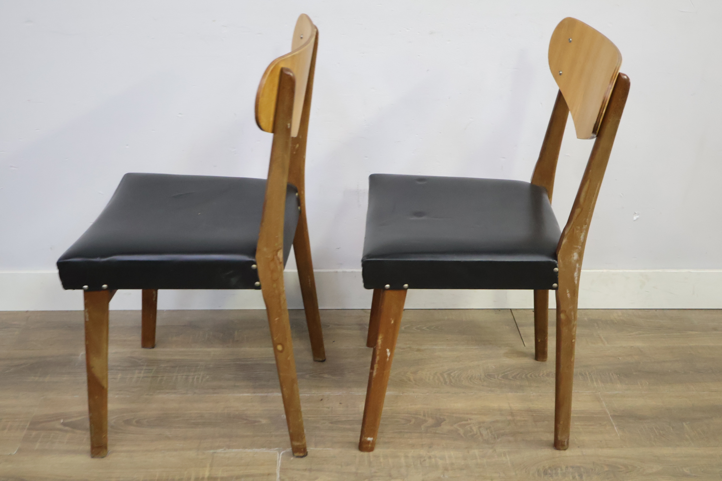 Twee houten stoelen met zwart kunstleer zitting – foto 8 – kavel bij GSD Auctions, Zoeterwoude