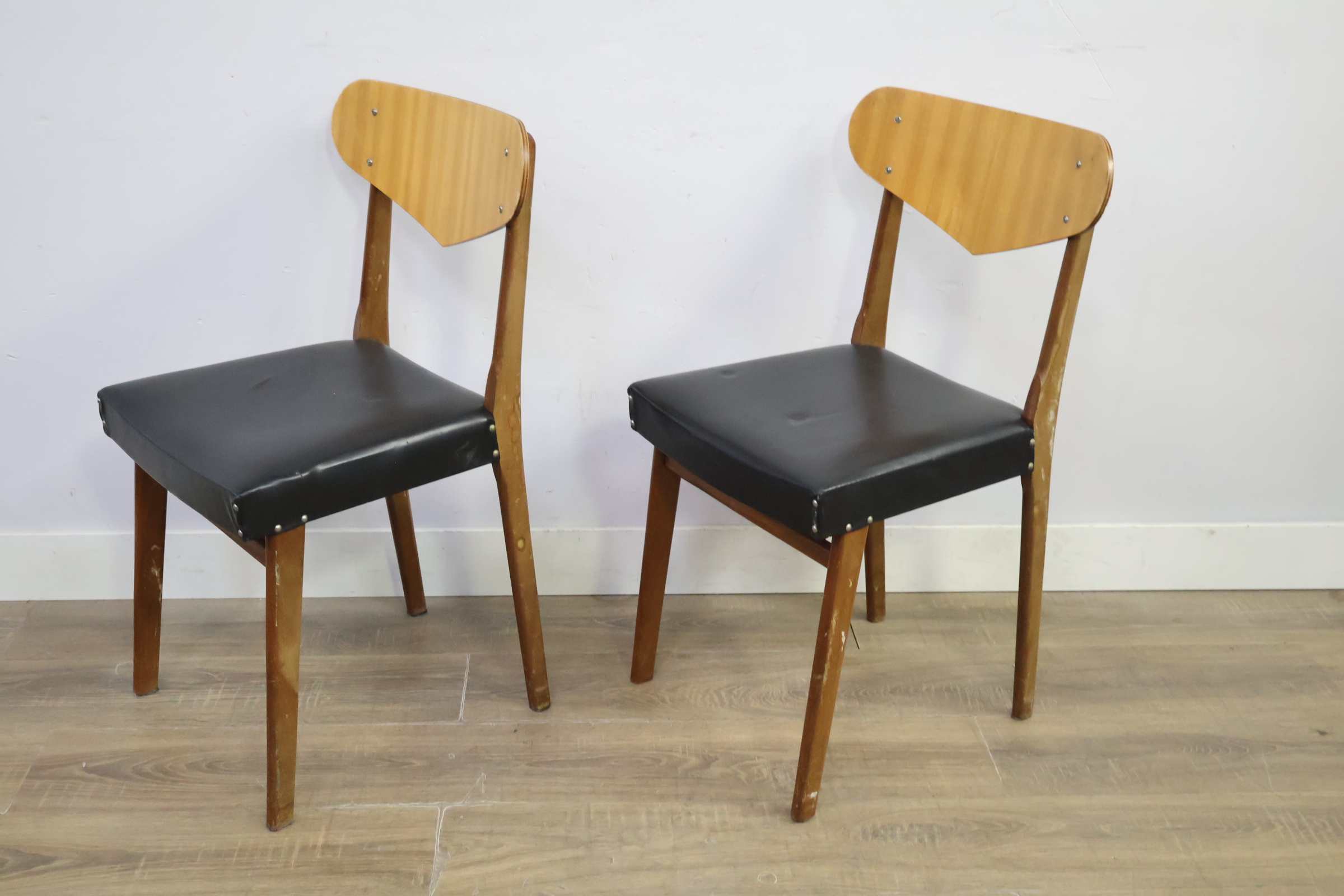Twee houten stoelen met zwart kunstleer zitting – foto 9 – kavel bij GSD Auctions, Zoeterwoude