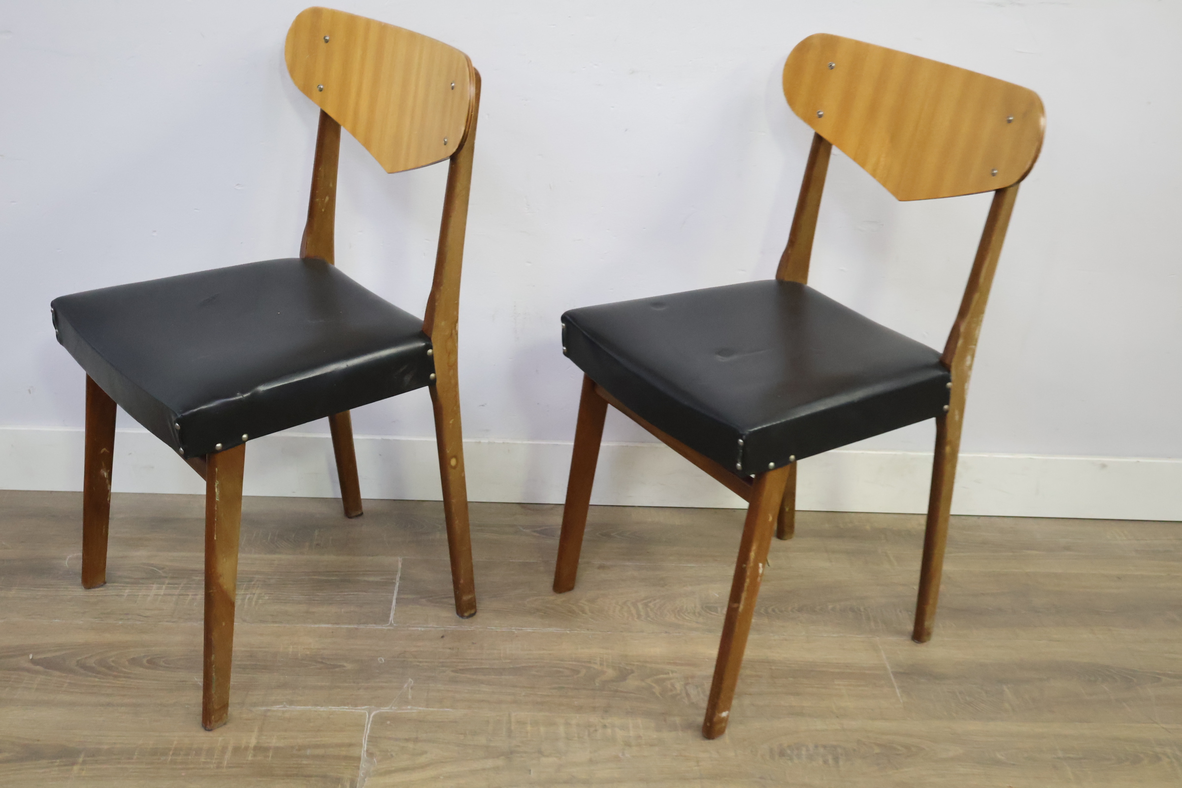 Twee houten stoelen met zwart kunstleer zitting – foto 10 – kavel bij GSD Auctions, Zoeterwoude