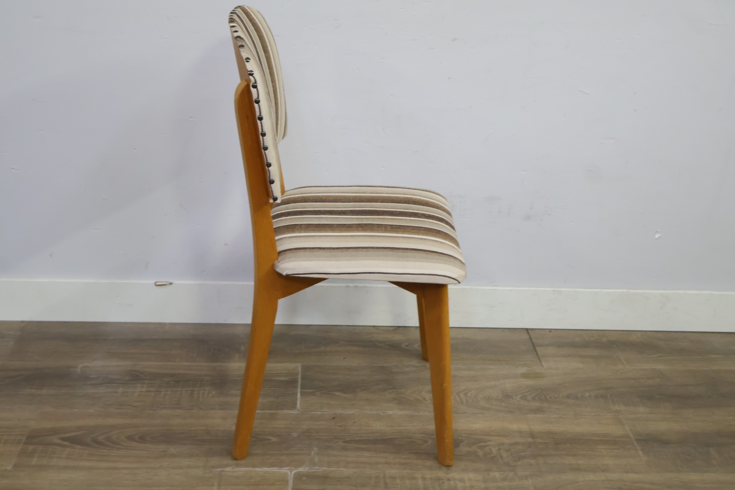 Eetkamerstoel met gestreepte bekleding – foto 3 – kavel bij GSD Auctions, Zoeterwoude