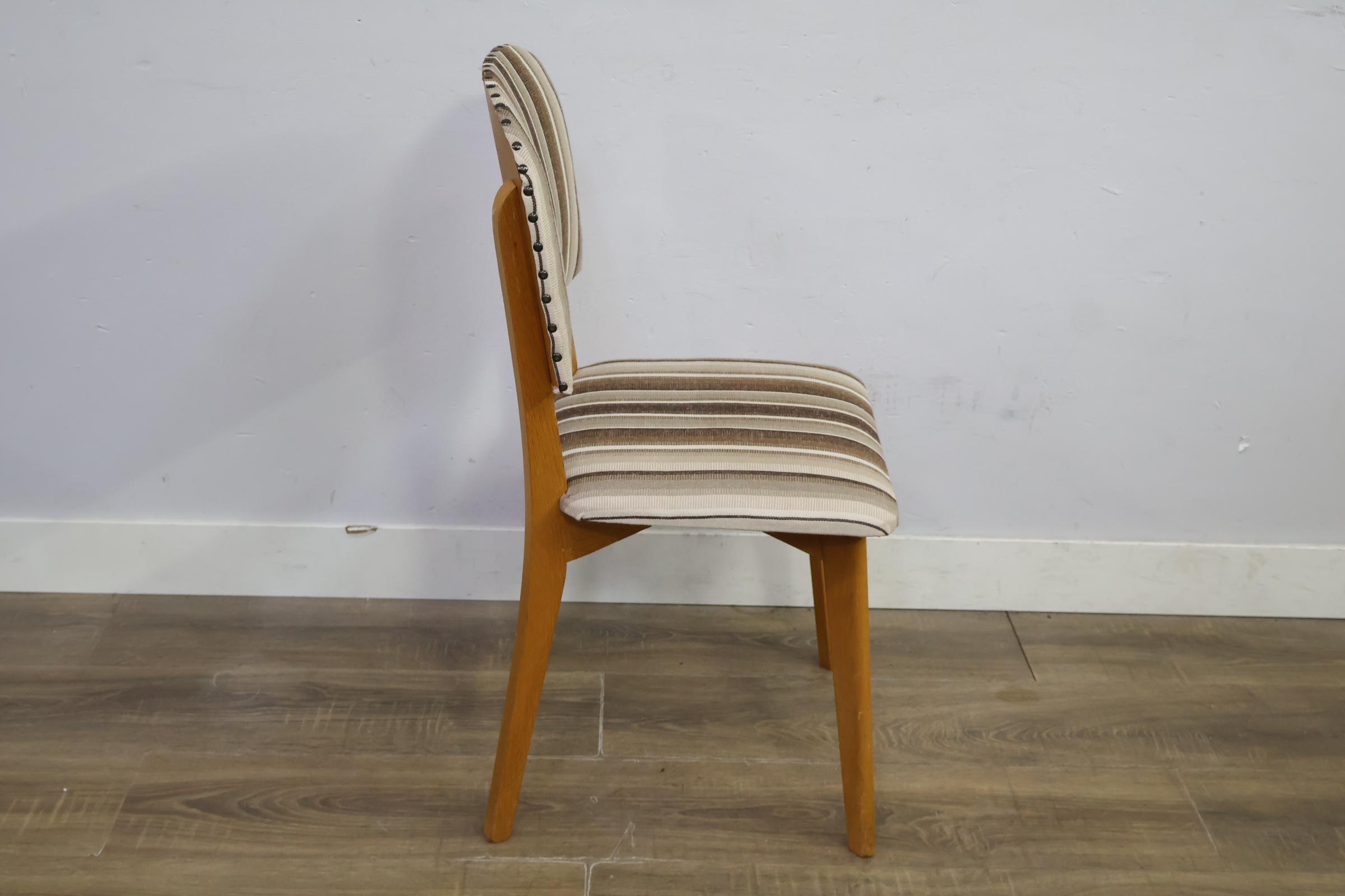 Eetkamerstoel met gestreepte bekleding – foto 4 – kavel bij GSD Auctions, Zoeterwoude