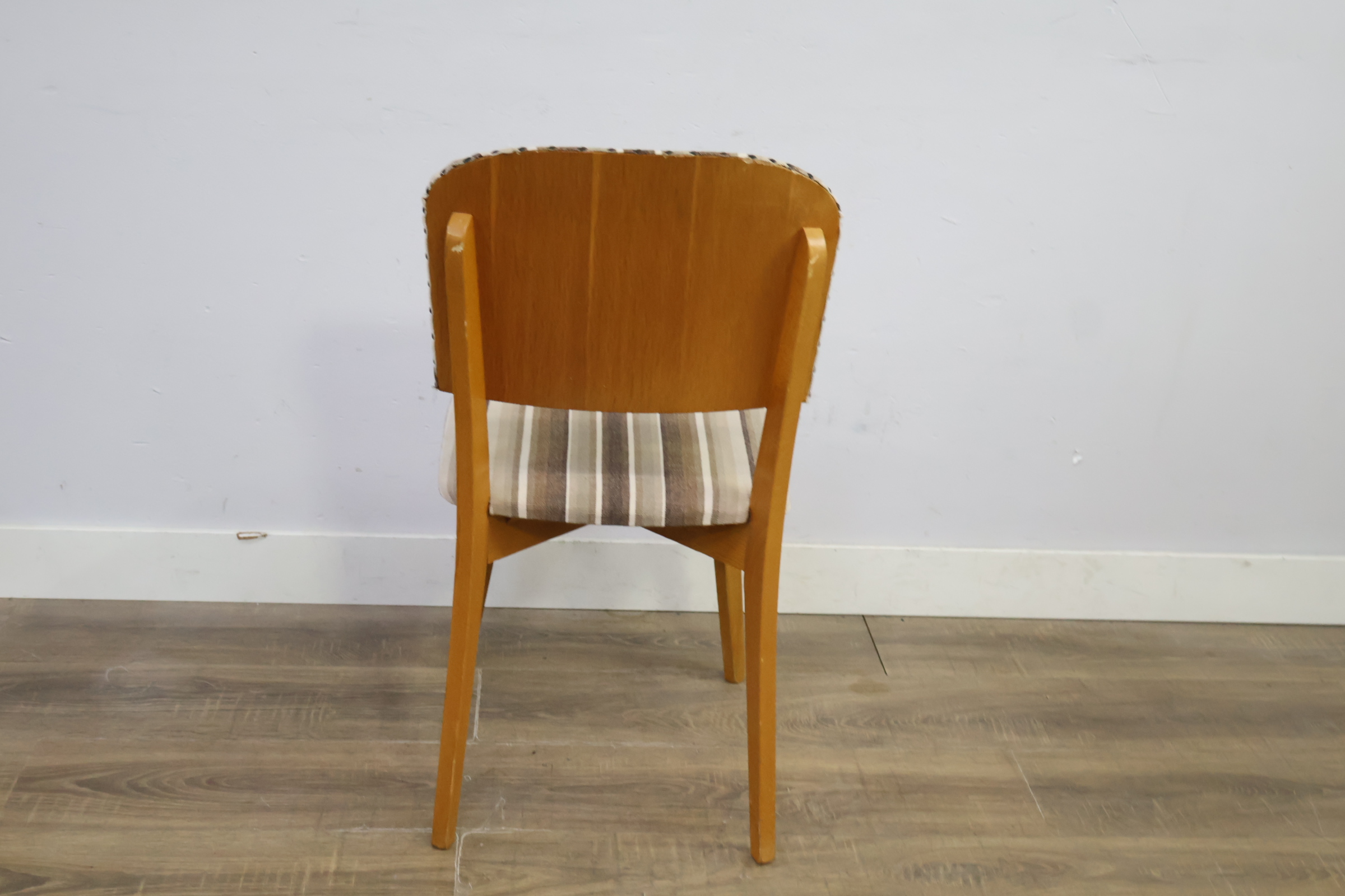 Eetkamerstoel met gestreepte bekleding – foto 5 – kavel bij GSD Auctions, Zoeterwoude