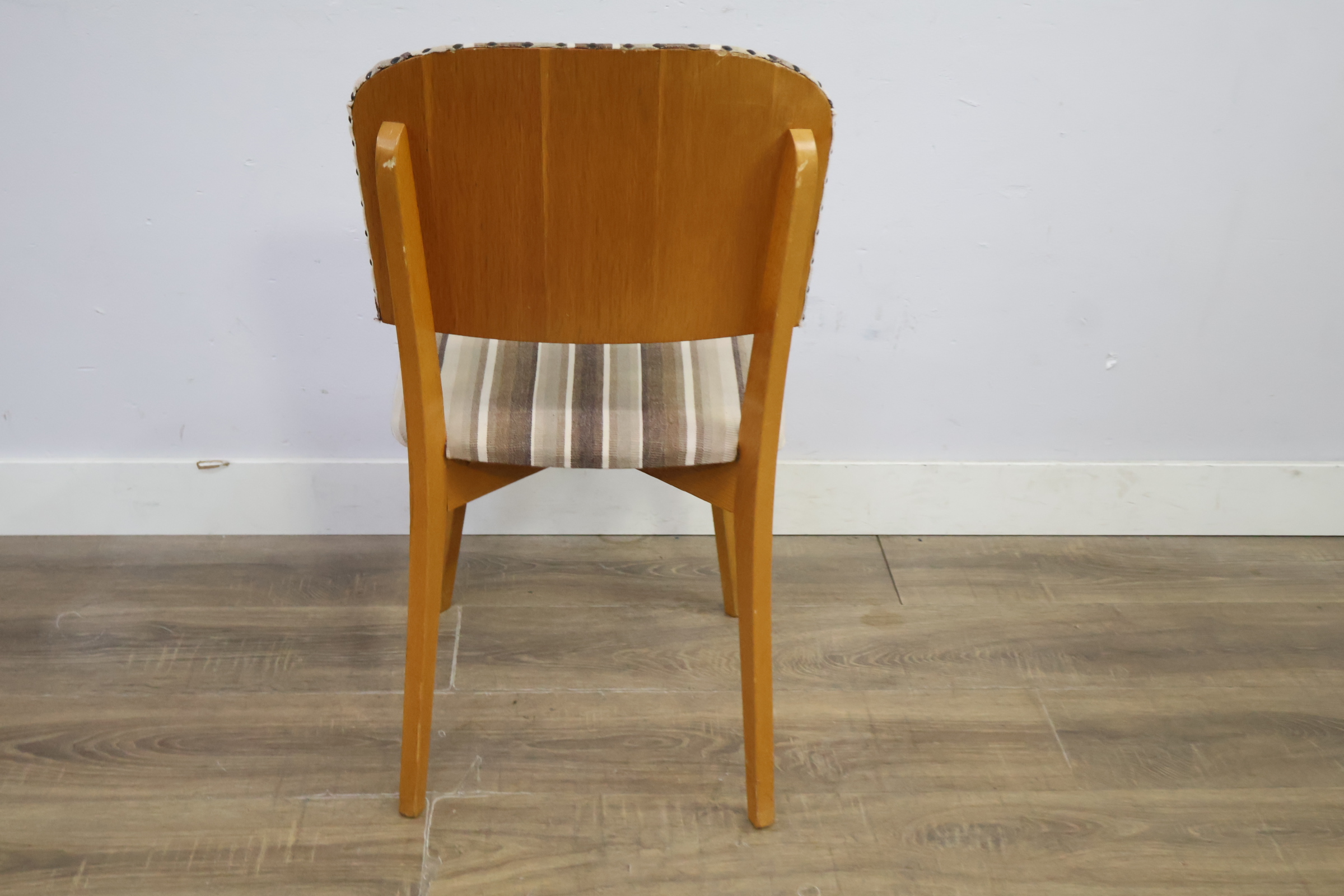 Eetkamerstoel met gestreepte bekleding – foto 6 – kavel bij GSD Auctions, Zoeterwoude