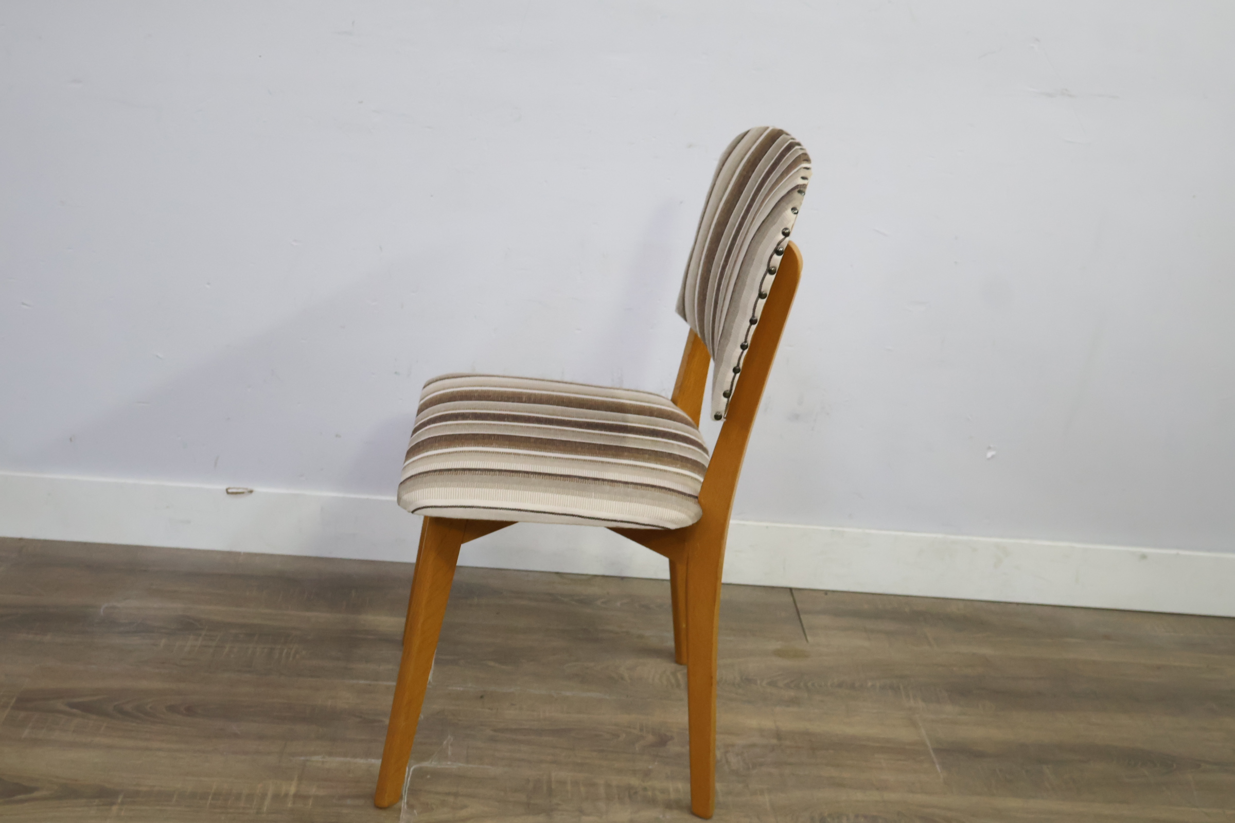 Eetkamerstoel met gestreepte bekleding – foto 7 – kavel bij GSD Auctions, Zoeterwoude