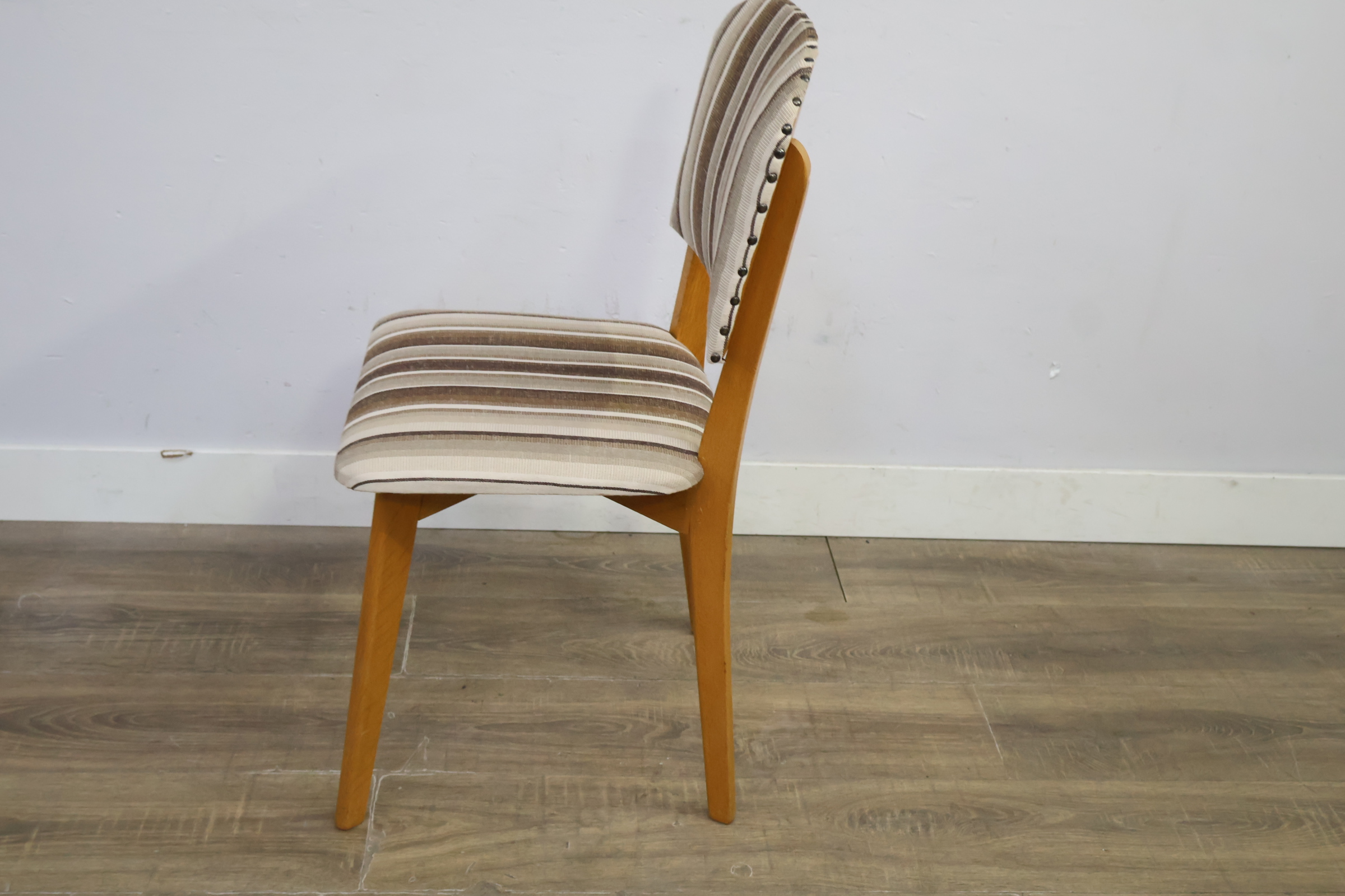 Eetkamerstoel met gestreepte bekleding – foto 8 – kavel bij GSD Auctions, Zoeterwoude