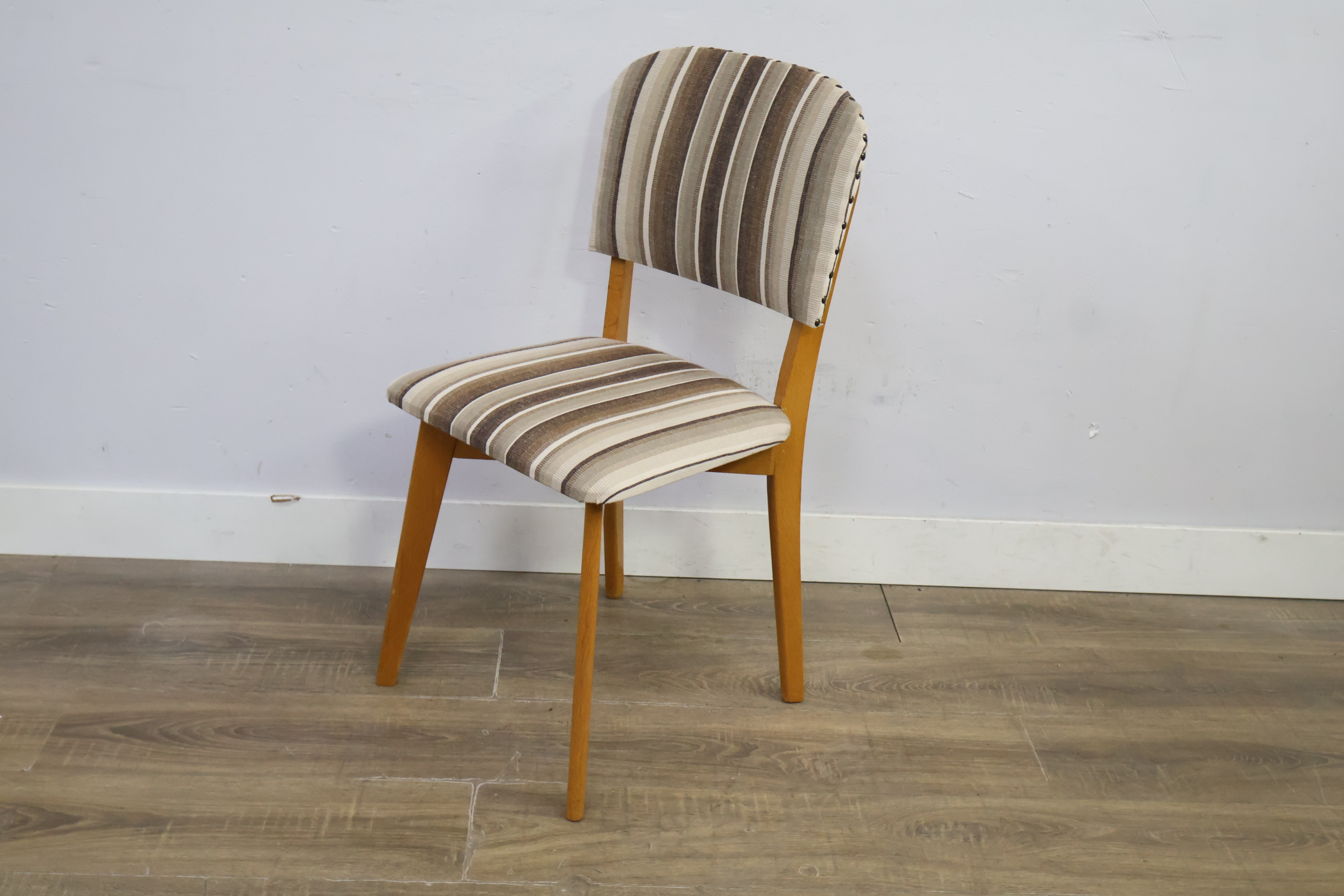 Eetkamerstoel met gestreepte bekleding – foto 9 – kavel bij GSD Auctions, Zoeterwoude