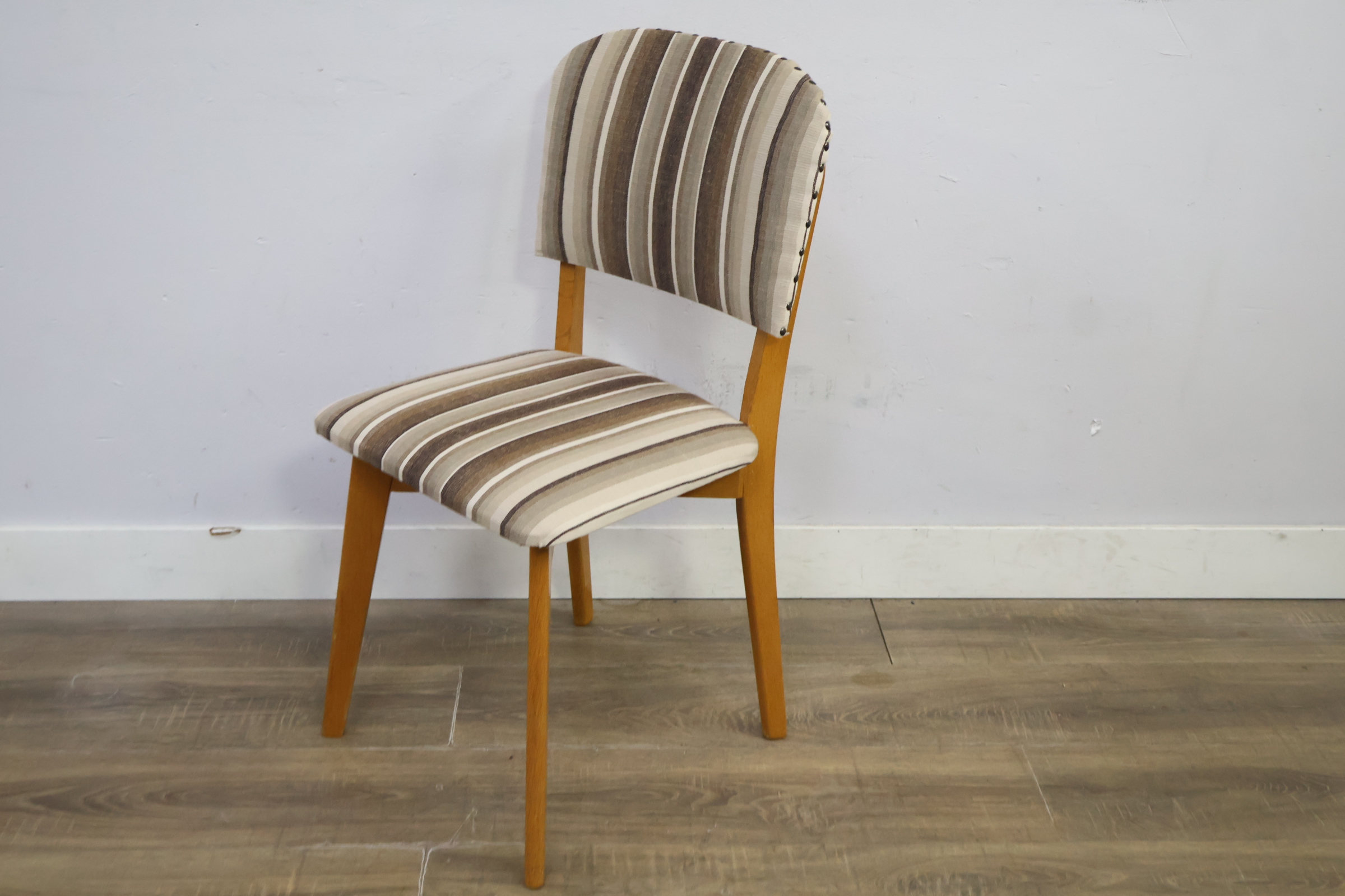 Eetkamerstoel met gestreepte bekleding – foto 10 – kavel bij GSD Auctions, Zoeterwoude