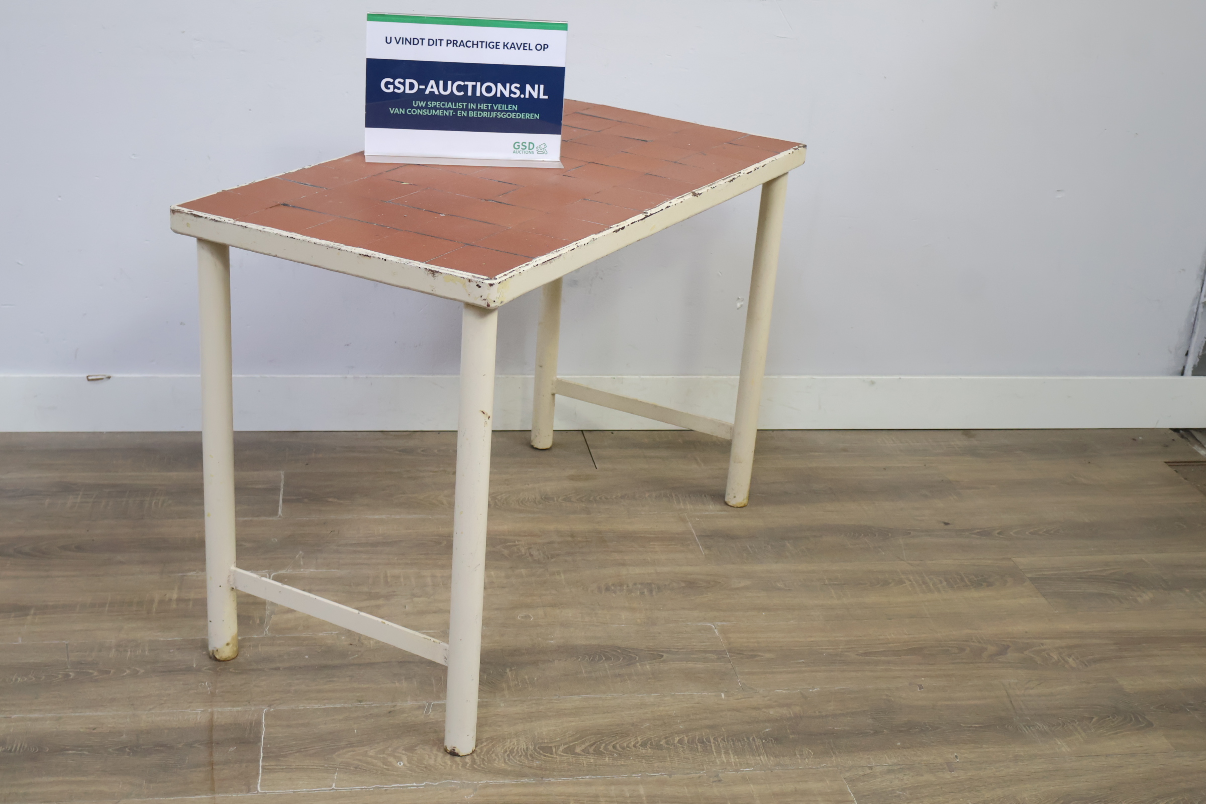 Industriële vierkante tafel met metalen frame en tegelblad – foto 2 – kavel bij GSD Auctions, Zoeterwoude