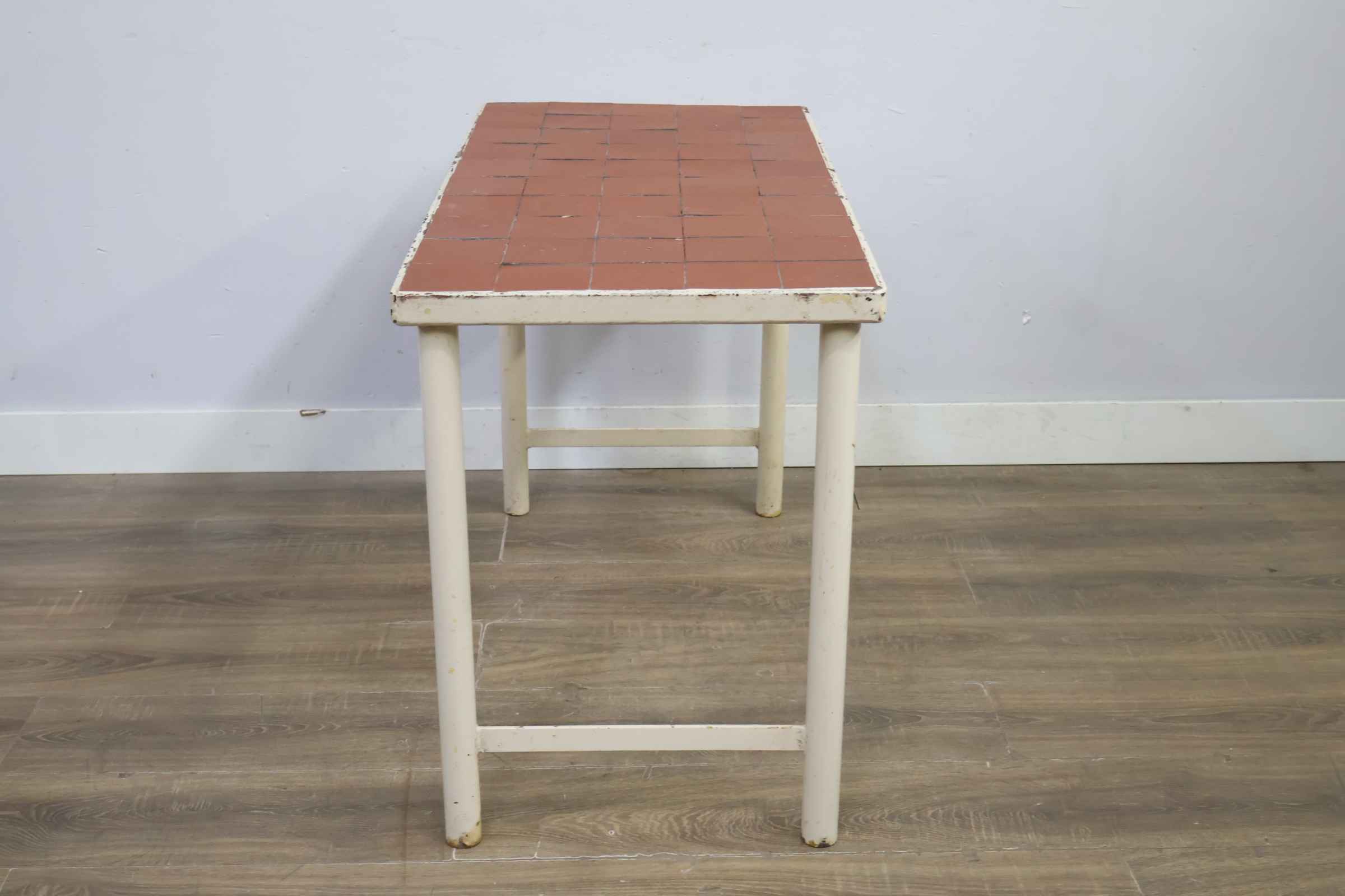 Industriële vierkante tafel met metalen frame en tegelblad – foto 3 – kavel bij GSD Auctions, Zoeterwoude