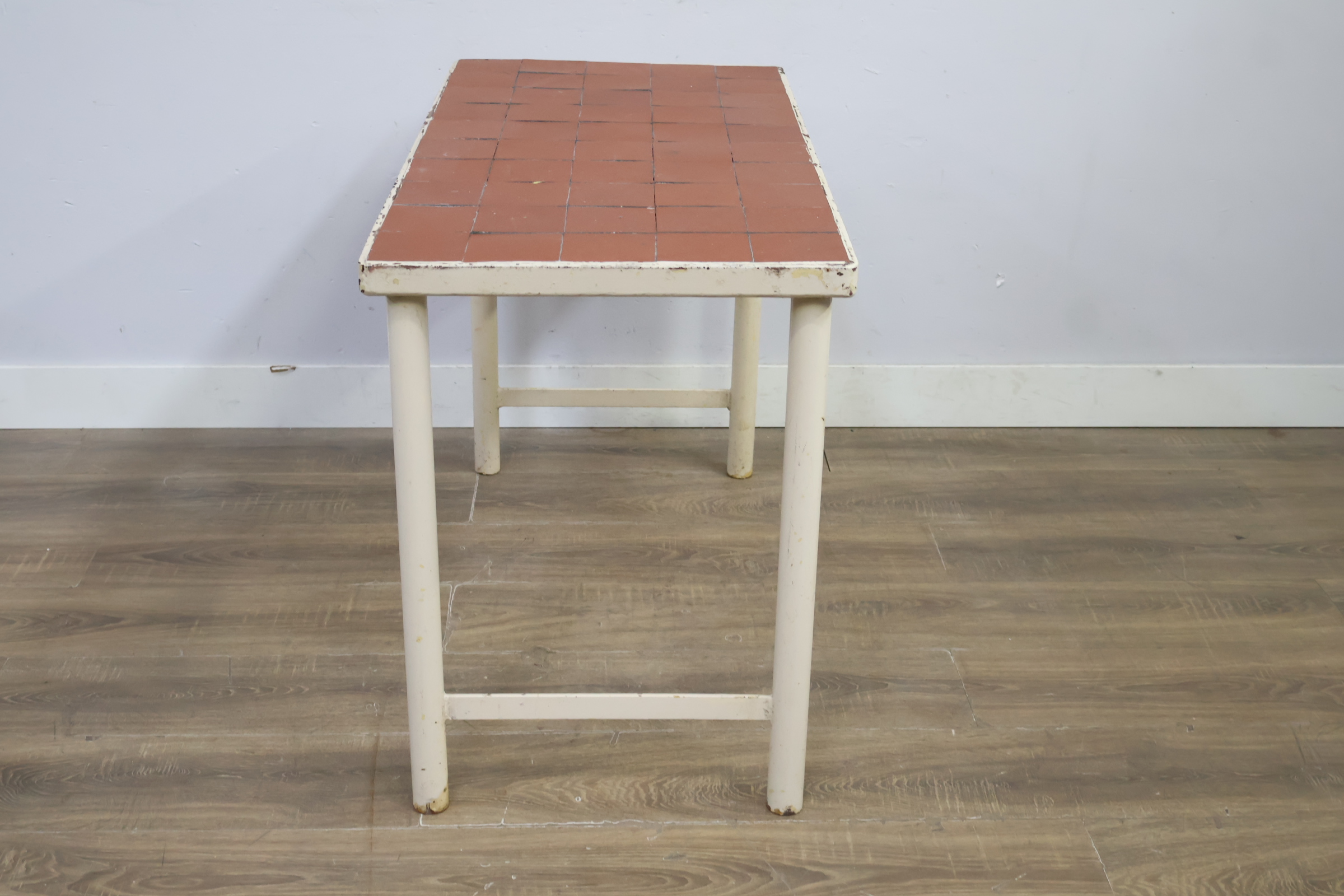 Industriële vierkante tafel met metalen frame en tegelblad – foto 4 – kavel bij GSD Auctions, Zoeterwoude