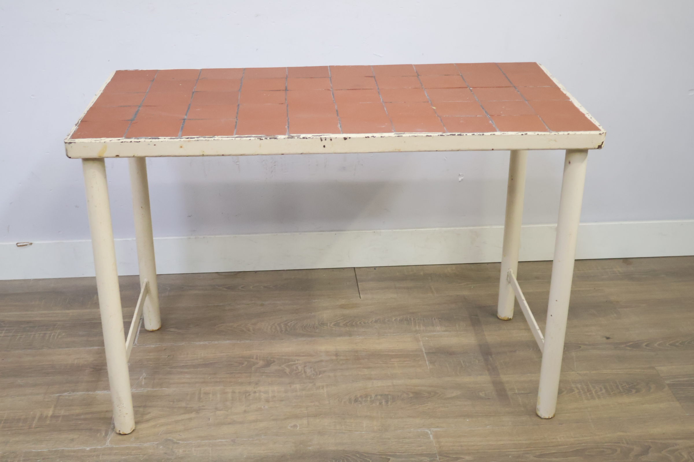 Industriële vierkante tafel met metalen frame en tegelblad – foto 5 – kavel bij GSD Auctions, Zoeterwoude