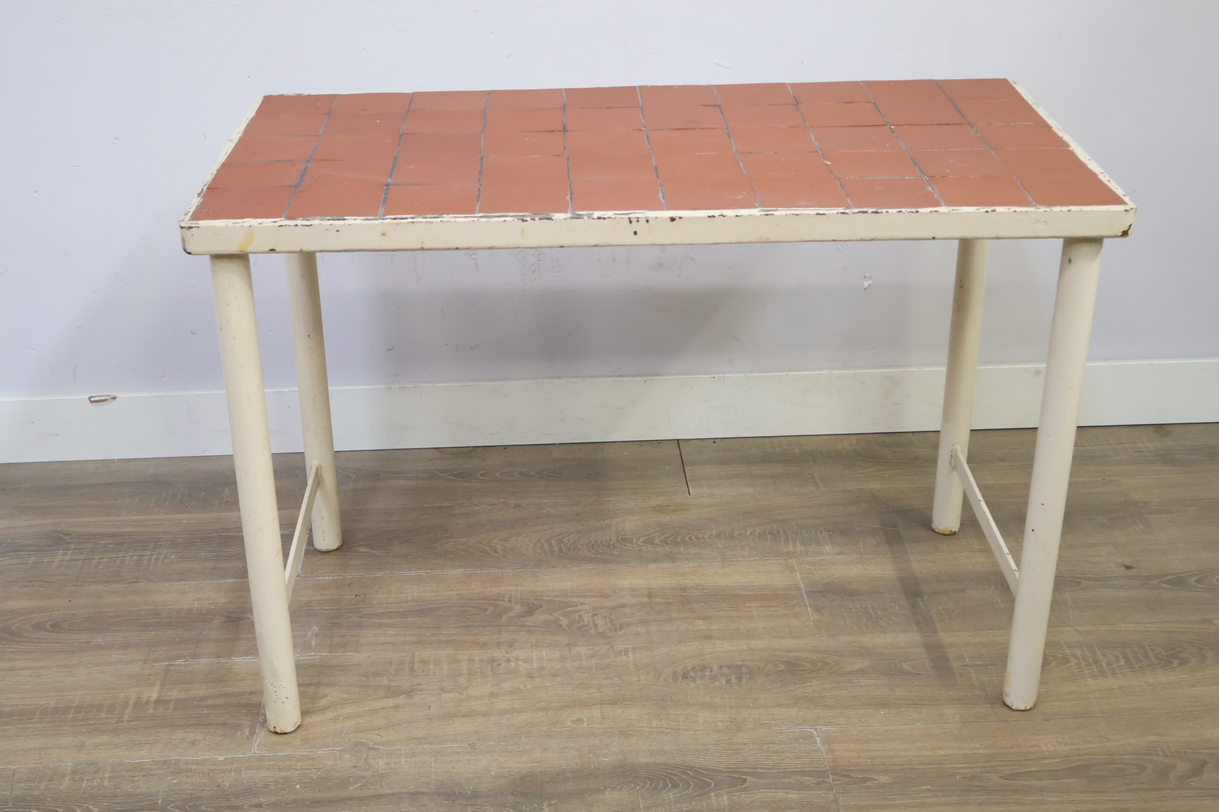 Industriële vierkante tafel met metalen frame en tegelblad – foto 6 – kavel bij GSD Auctions, Zoeterwoude