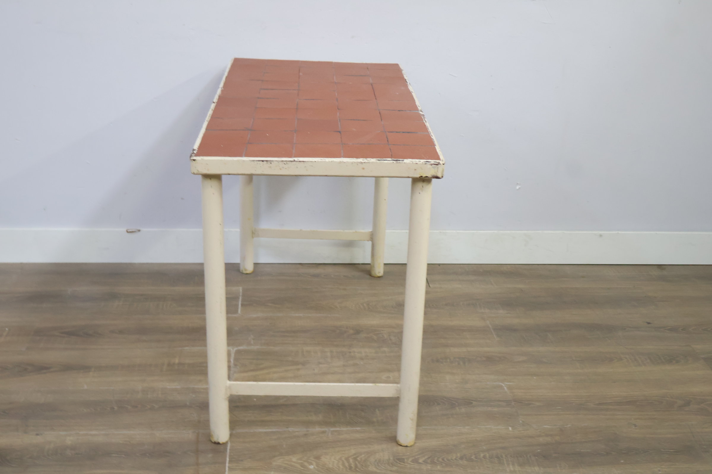 Industriële vierkante tafel met metalen frame en tegelblad – foto 7 – kavel bij GSD Auctions, Zoeterwoude