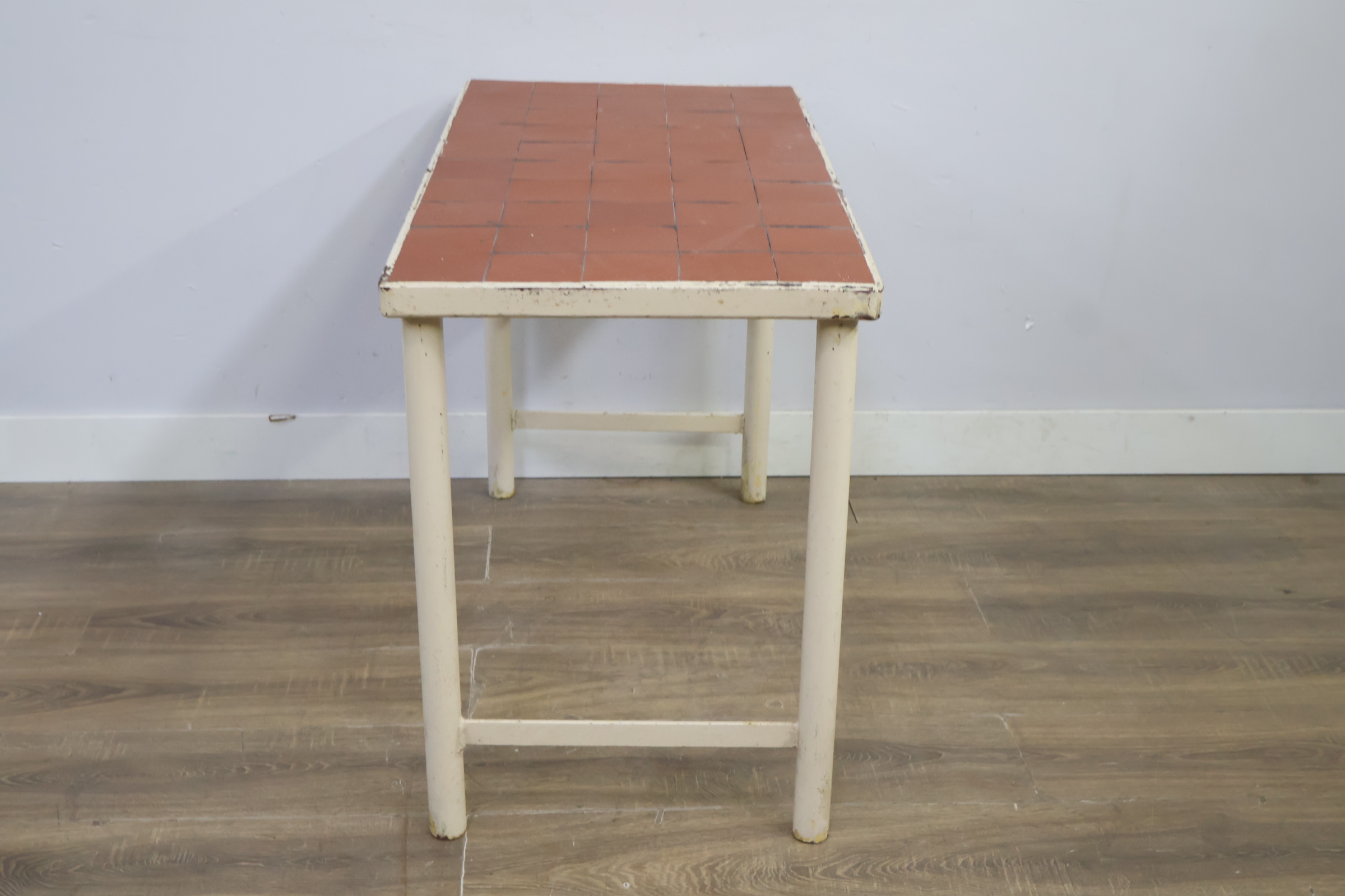 Industriële vierkante tafel met metalen frame en tegelblad – foto 8 – kavel bij GSD Auctions, Zoeterwoude