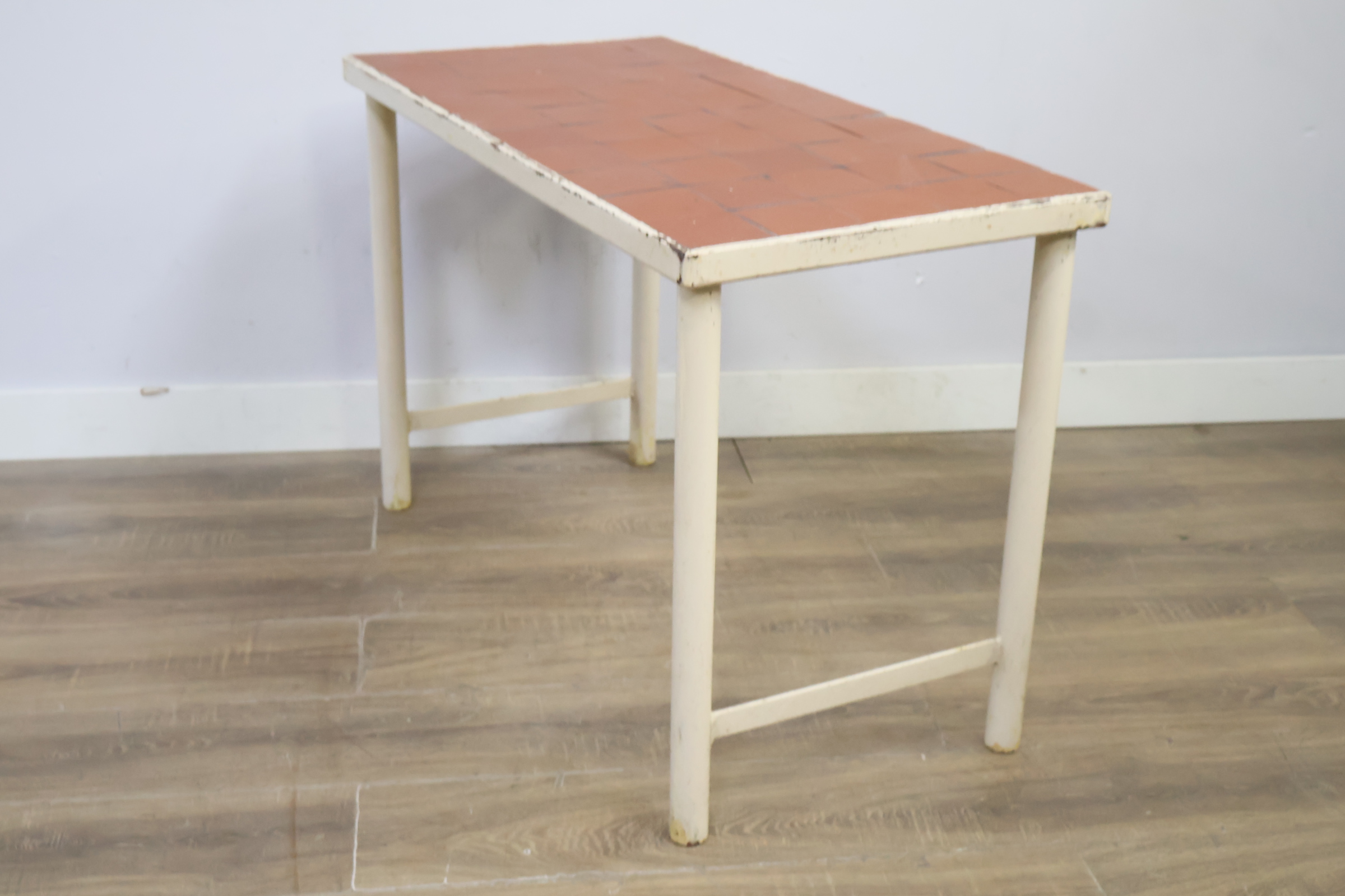 Industriële vierkante tafel met metalen frame en tegelblad – foto 9 – kavel bij GSD Auctions, Zoeterwoude
