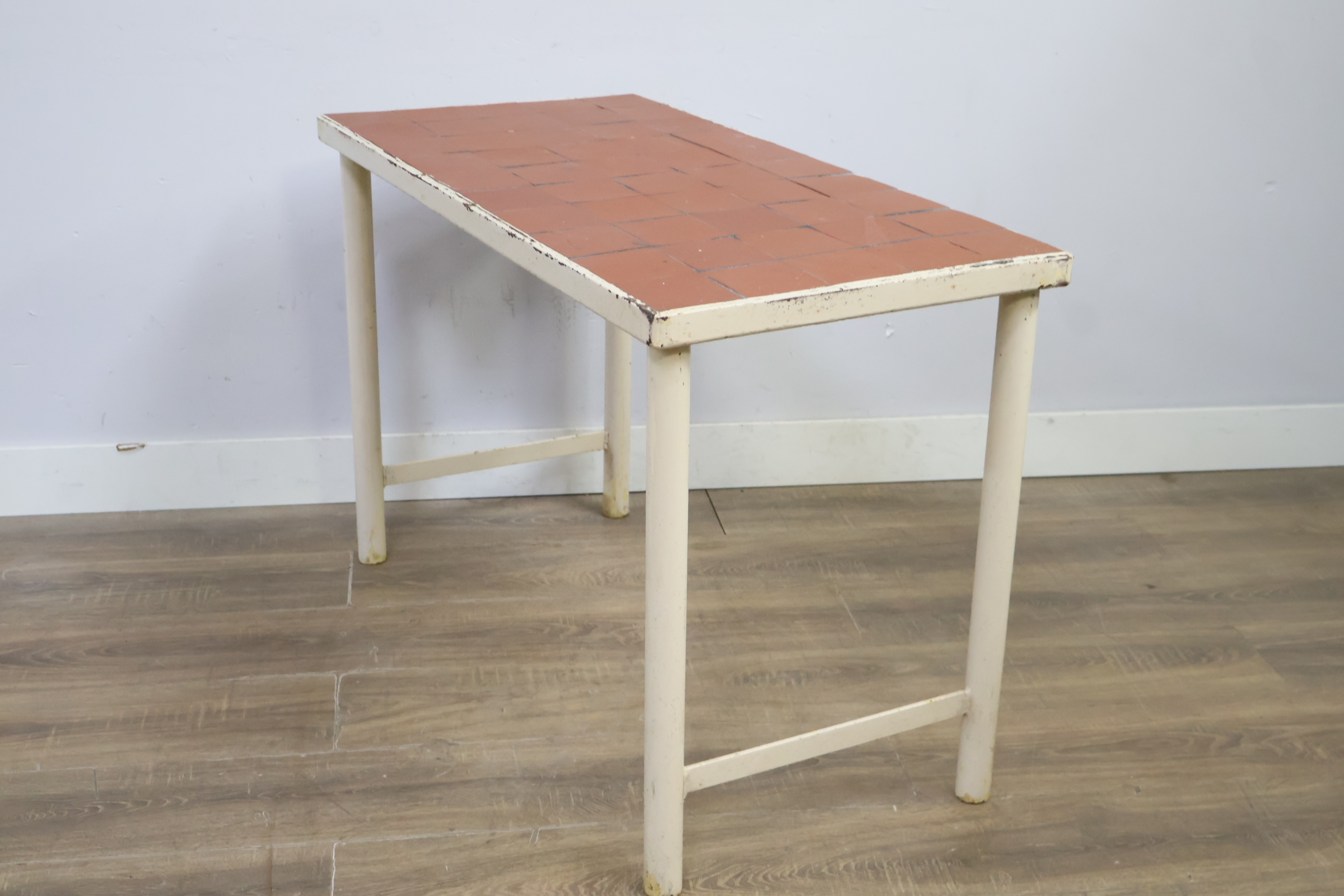 Industriële vierkante tafel met metalen frame en tegelblad – foto 10 – kavel bij GSD Auctions, Zoeterwoude