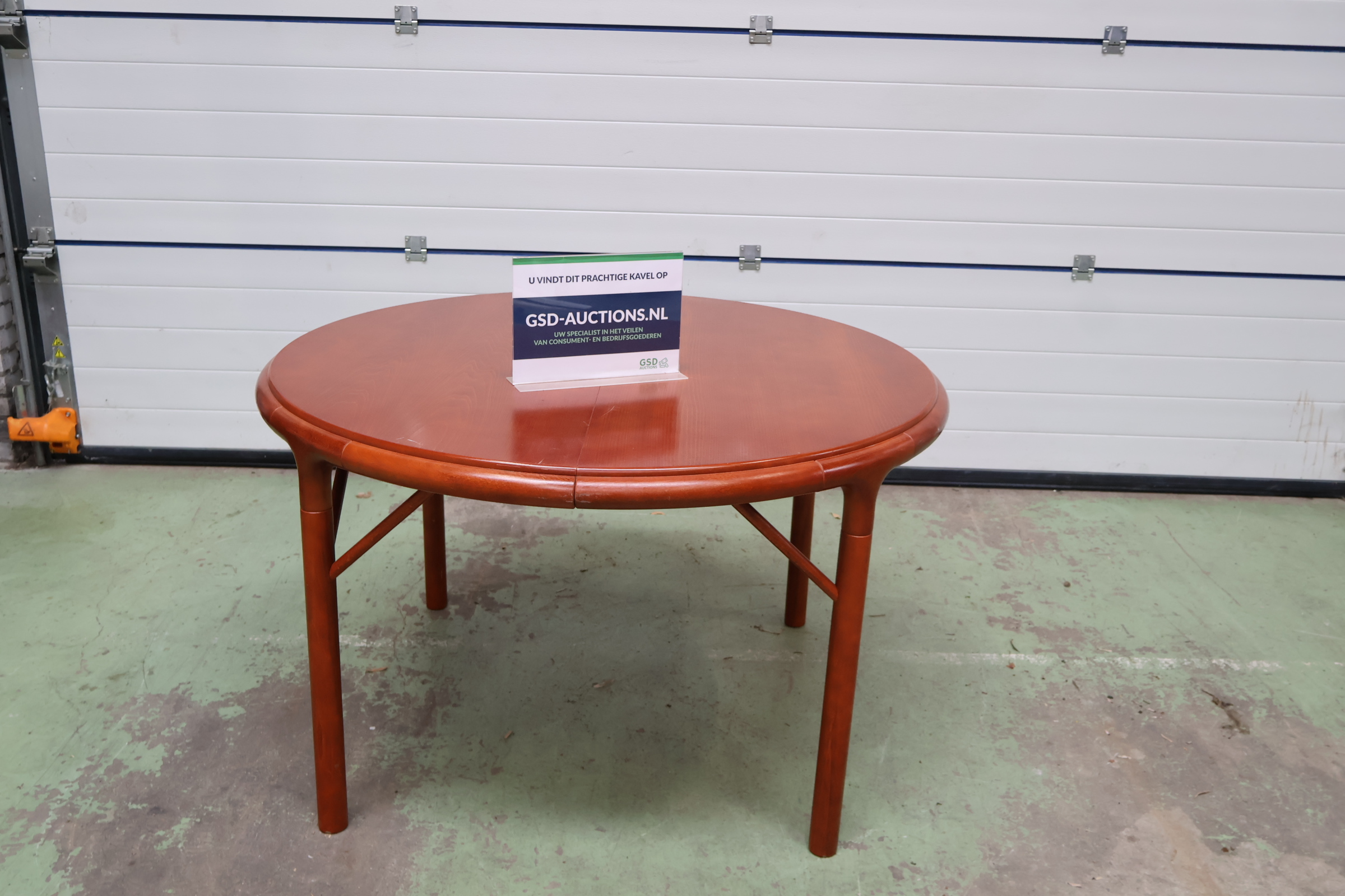 Ronde houten eetkamertafel – foto 2 – kavel bij GSD Auctions, Zoeterwoude