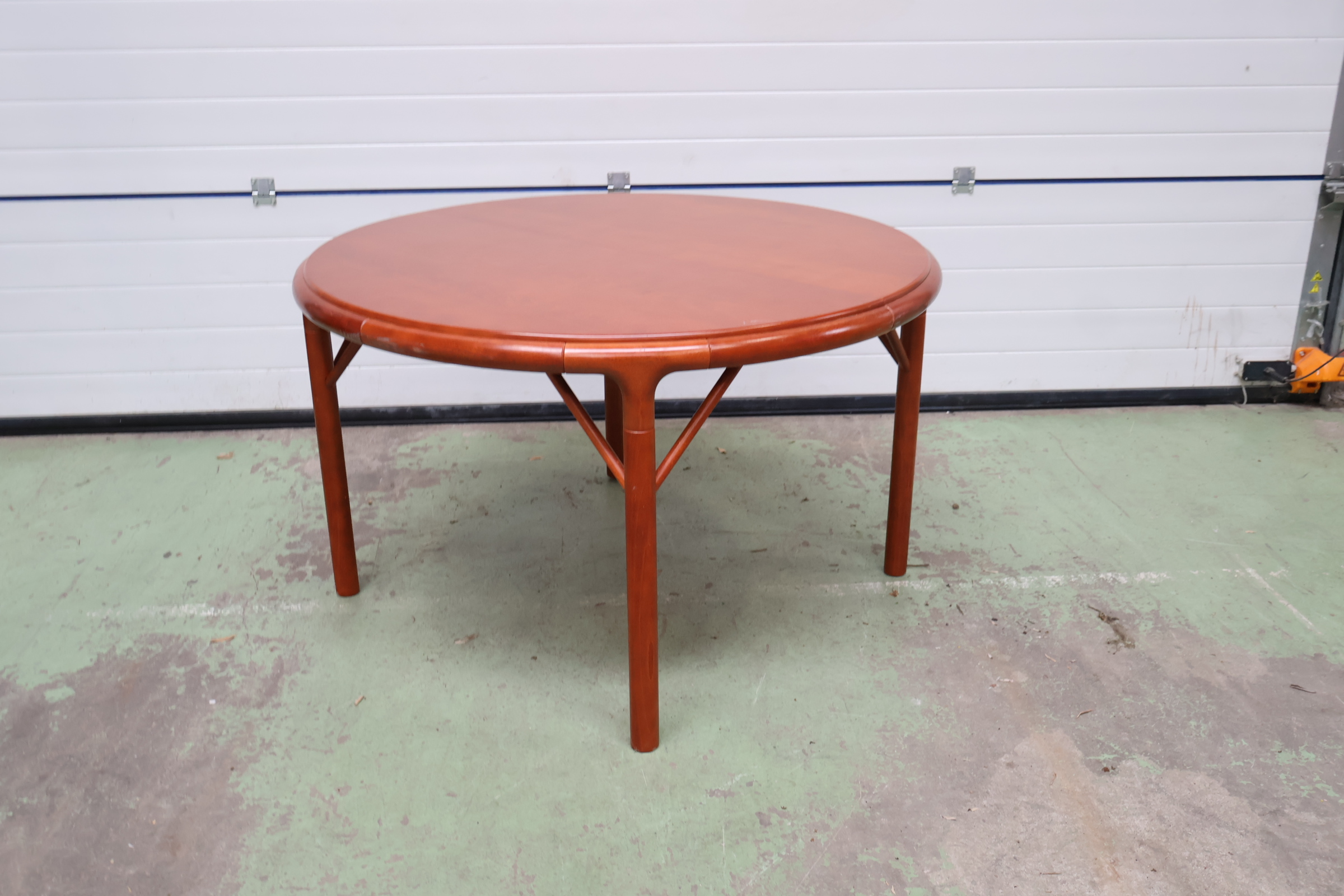 Ronde houten eetkamertafel – foto 3 – kavel bij GSD Auctions, Zoeterwoude