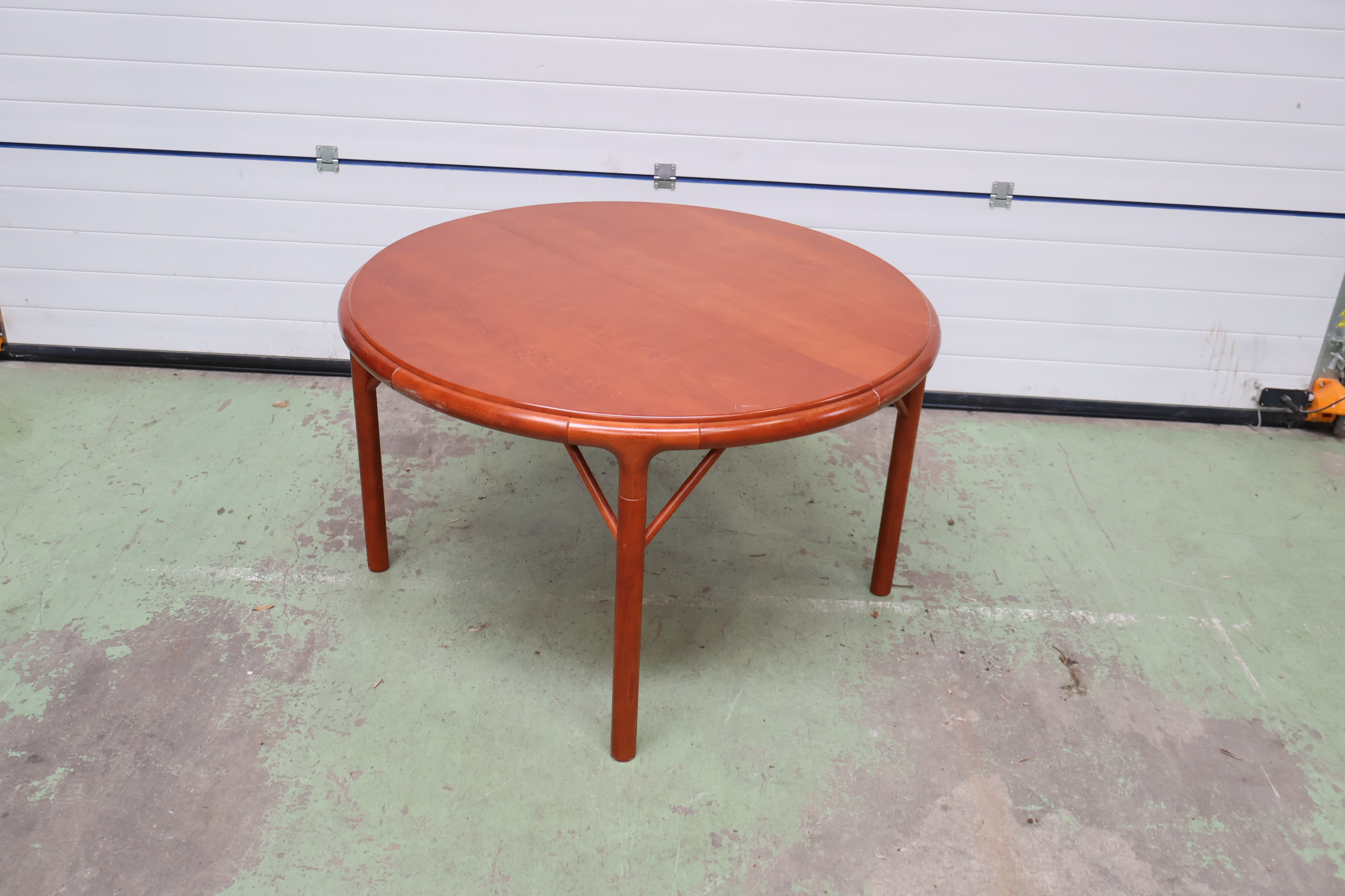 Ronde houten eetkamertafel – foto 4 – kavel bij GSD Auctions, Zoeterwoude