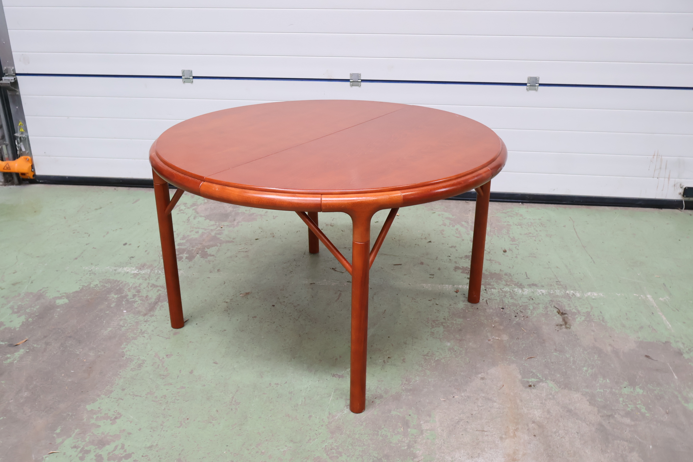 Ronde houten eetkamertafel – foto 7 – kavel bij GSD Auctions, Zoeterwoude