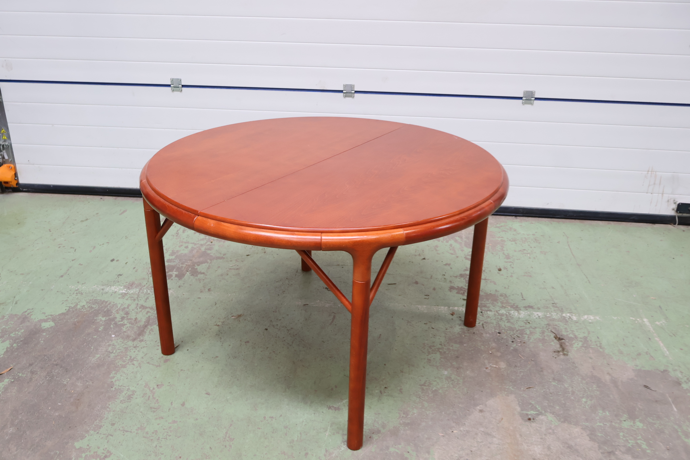 Ronde houten eetkamertafel – foto 8 – kavel bij GSD Auctions, Zoeterwoude