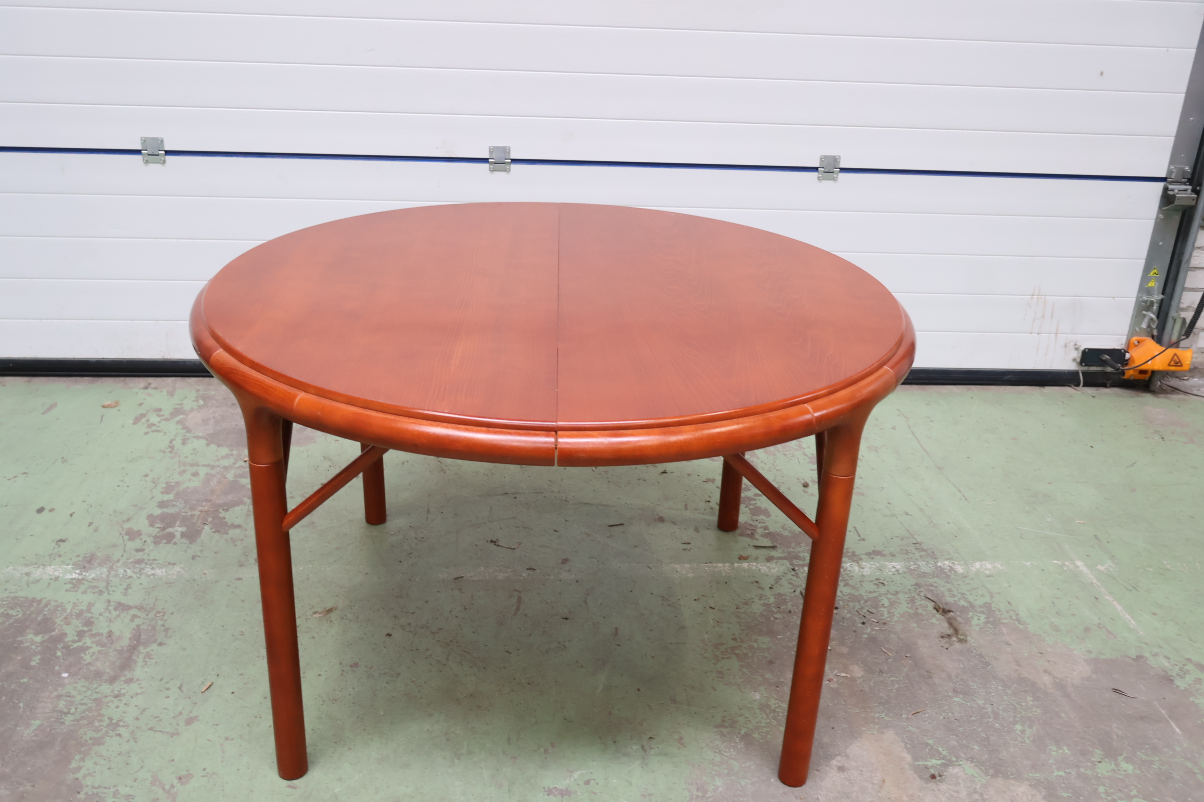 Ronde houten eetkamertafel – foto 9 – kavel bij GSD Auctions, Zoeterwoude
