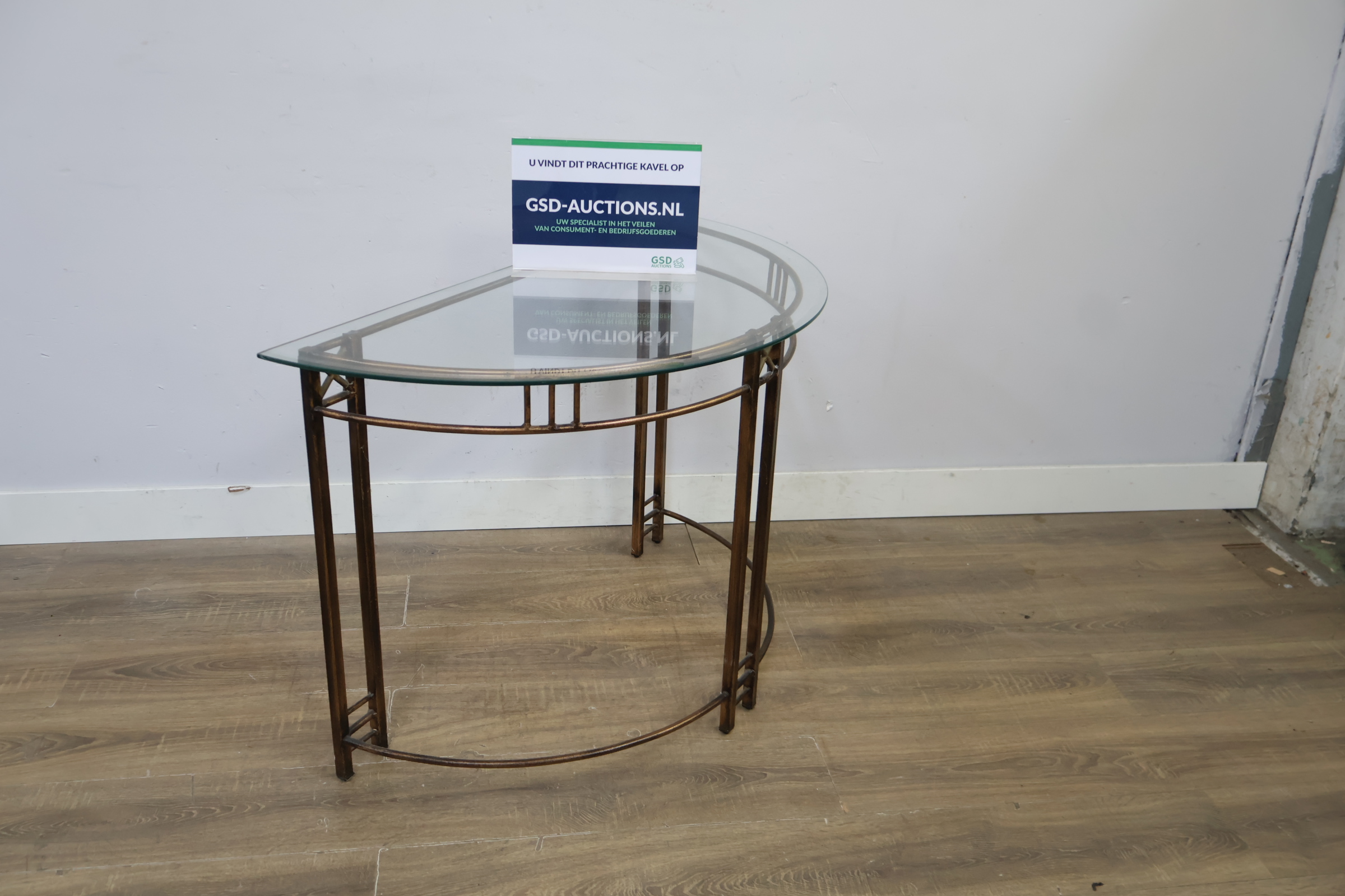 Halfronde tafel met glazen blad en metalen frame – foto 2 – kavel bij GSD Auctions, Zoeterwoude
