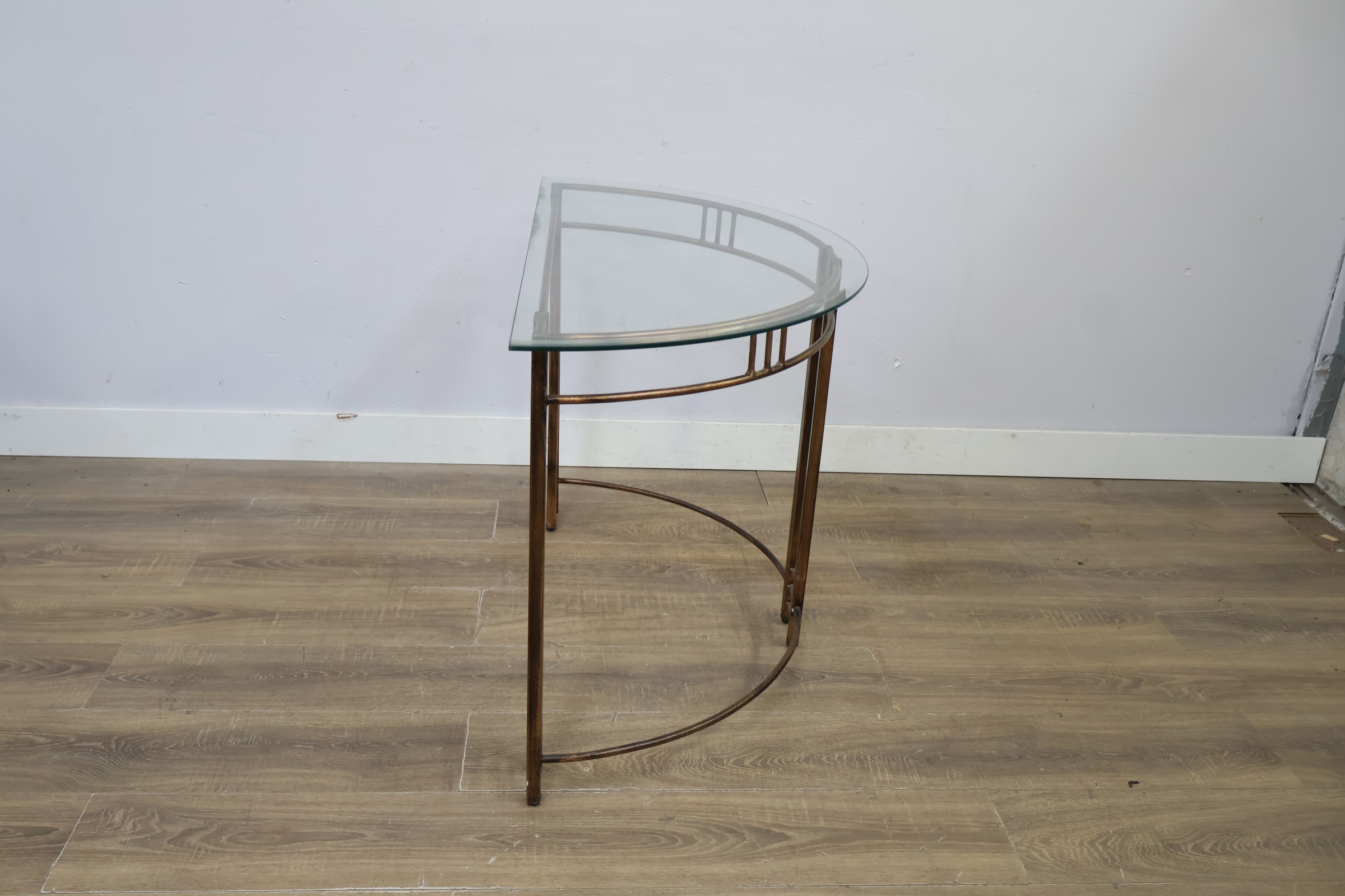Halfronde tafel met glazen blad en metalen frame – foto 3 – kavel bij GSD Auctions, Zoeterwoude