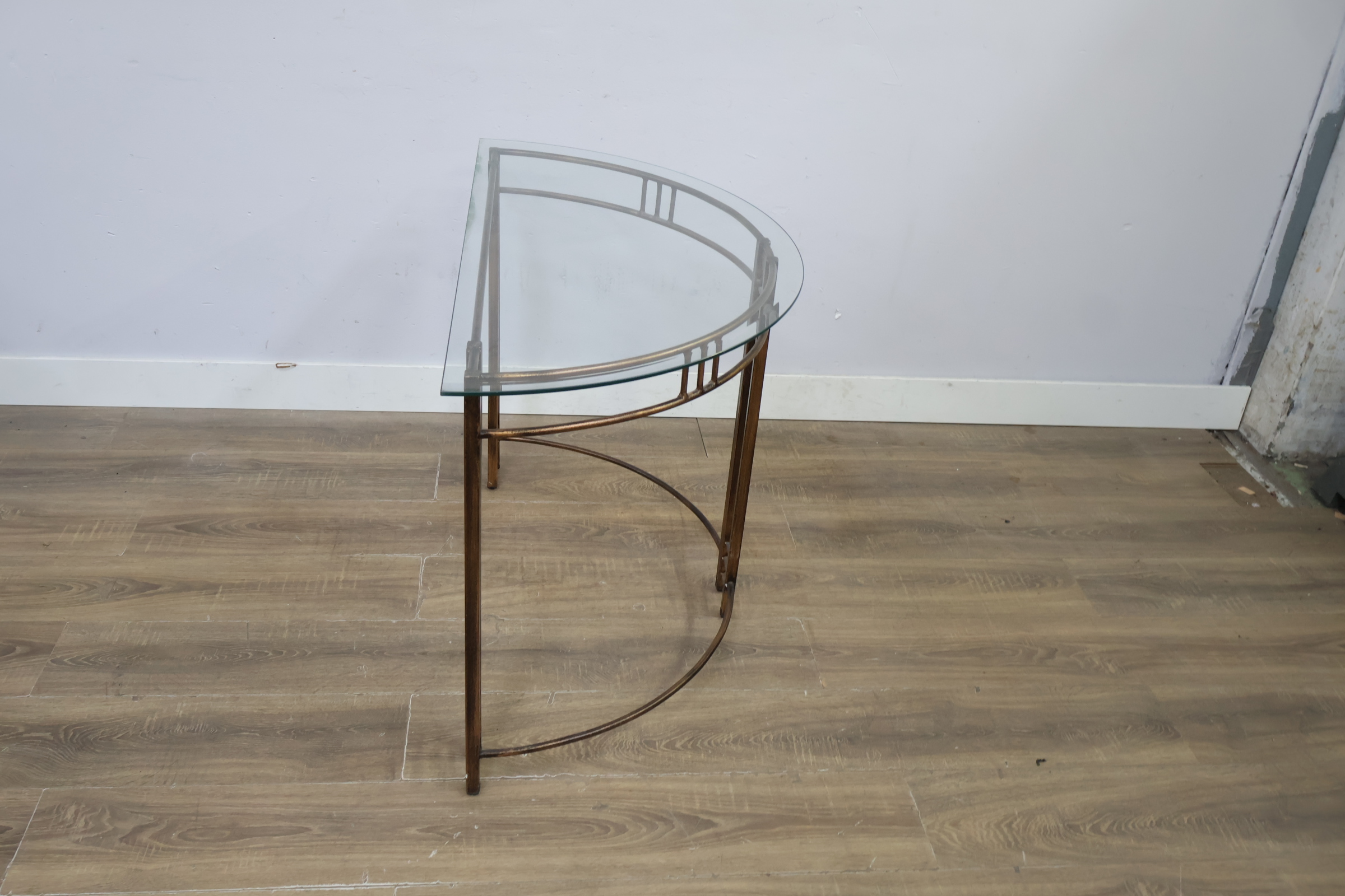 Halfronde tafel met glazen blad en metalen frame – foto 4 – kavel bij GSD Auctions, Zoeterwoude
