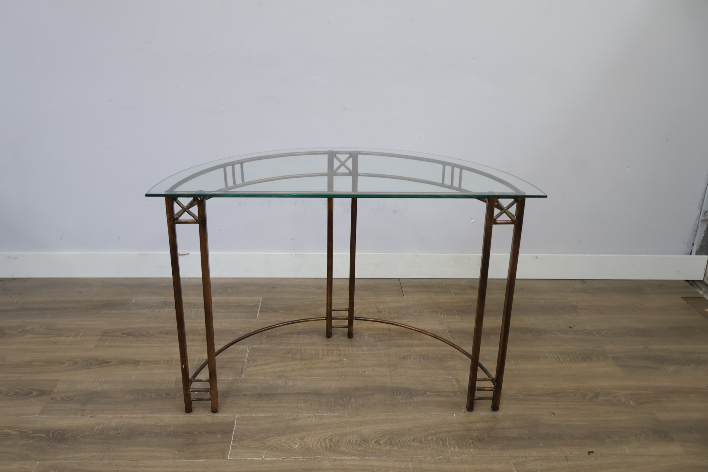 Halfronde tafel met glazen blad en metalen frame – foto 5 – kavel bij GSD Auctions, Zoeterwoude