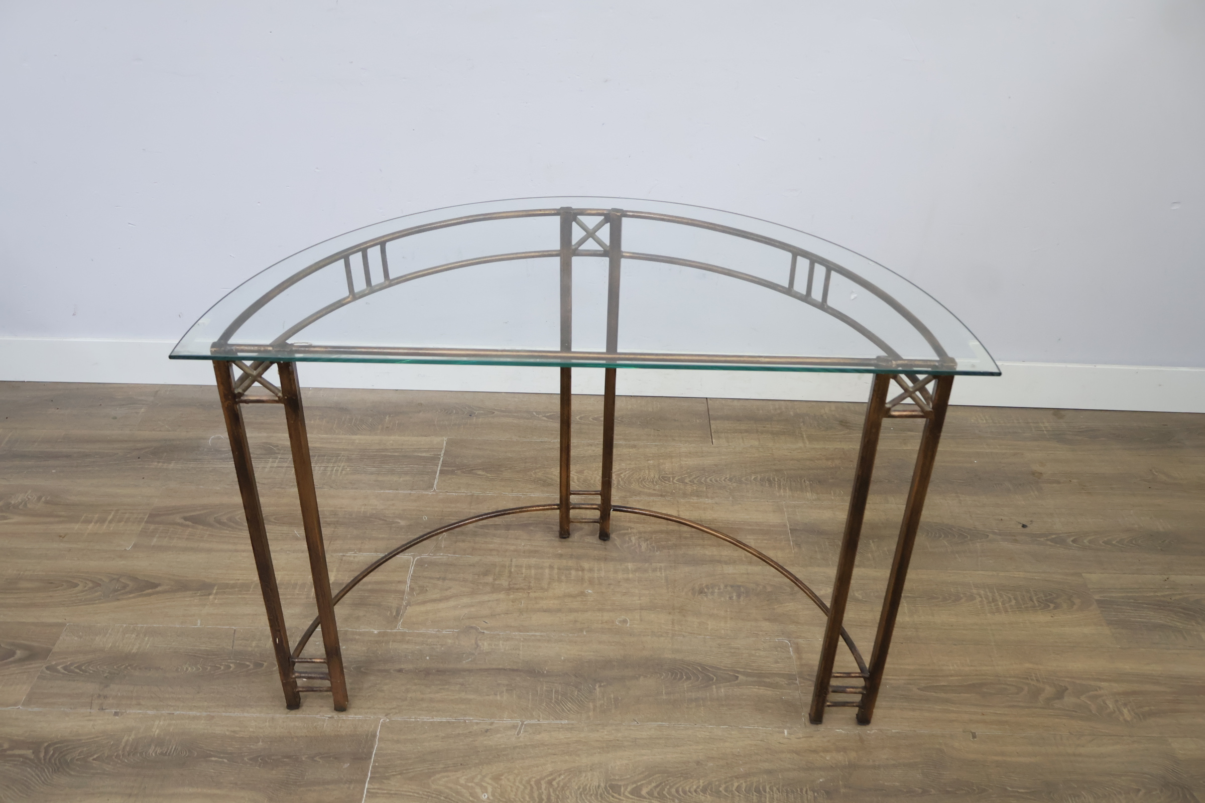 Halfronde tafel met glazen blad en metalen frame – foto 6 – kavel bij GSD Auctions, Zoeterwoude