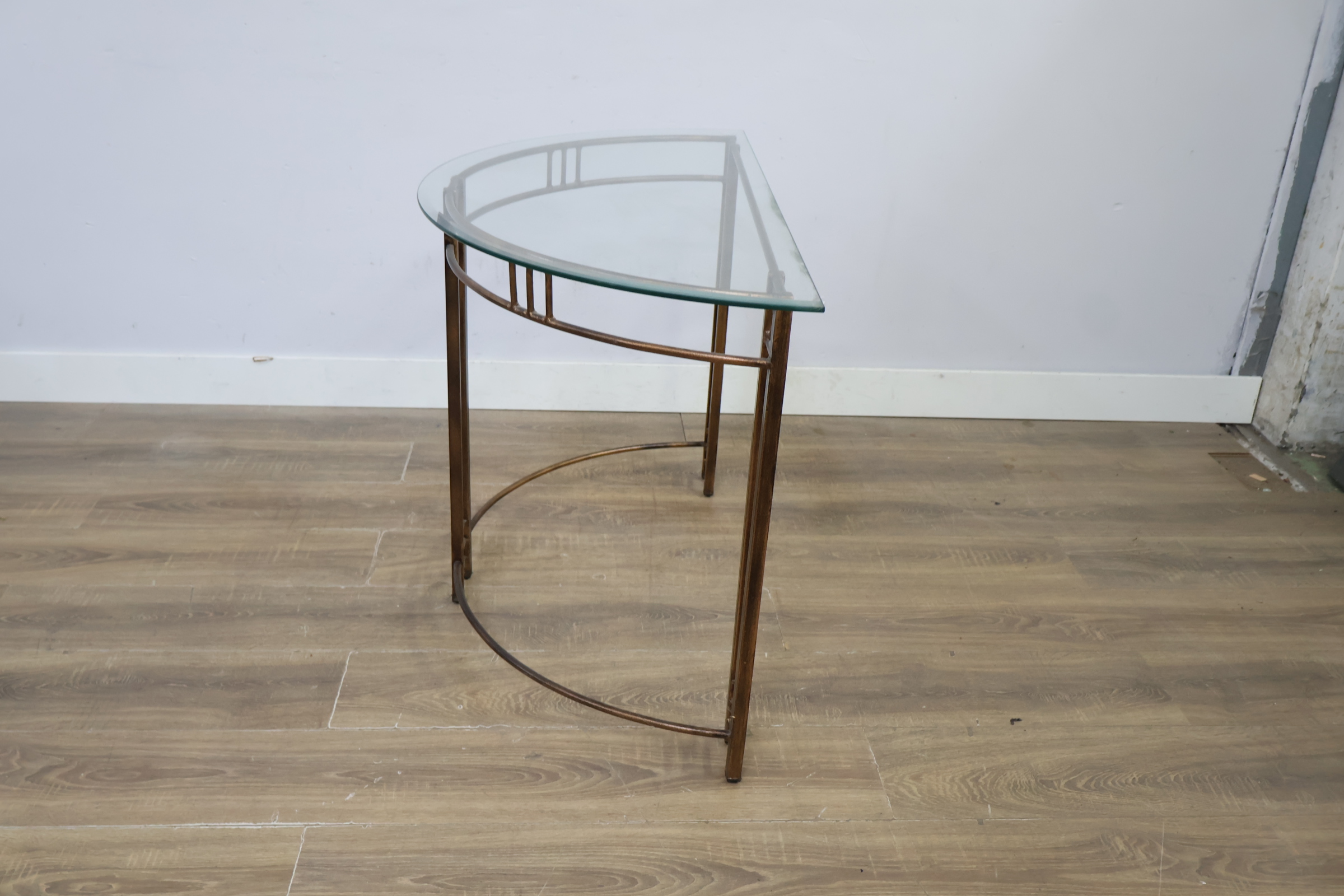 Halfronde tafel met glazen blad en metalen frame – foto 7 – kavel bij GSD Auctions, Zoeterwoude