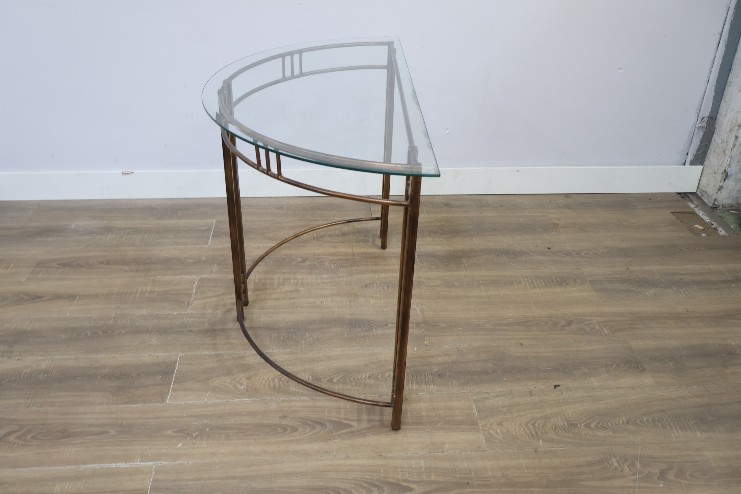 Halfronde tafel met glazen blad en metalen frame – foto 8 – kavel bij GSD Auctions, Zoeterwoude