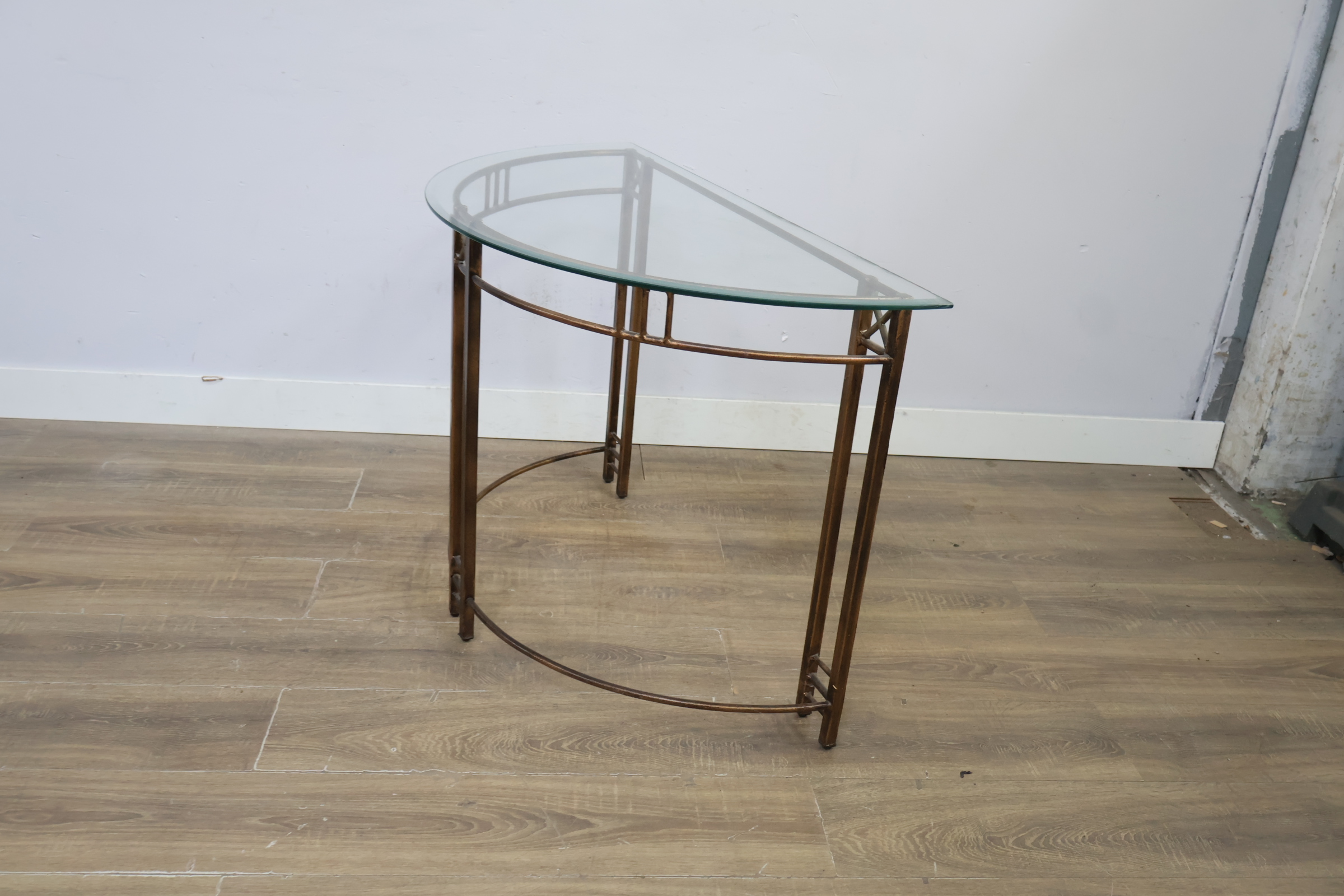 Halfronde tafel met glazen blad en metalen frame – foto 9 – kavel bij GSD Auctions, Zoeterwoude
