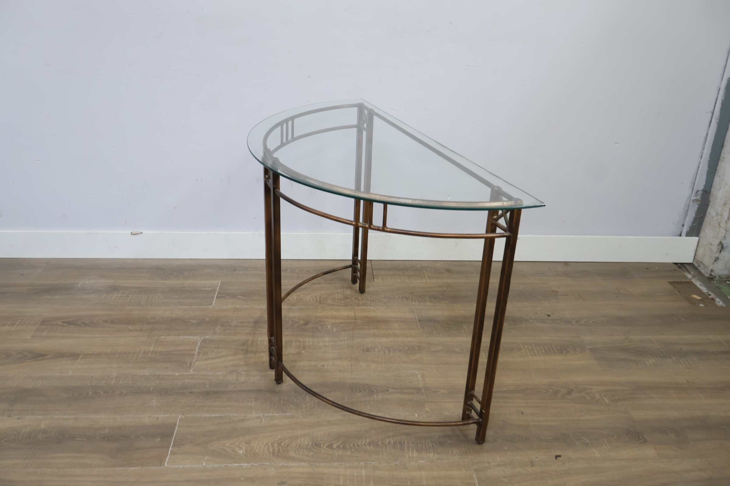 Halfronde tafel met glazen blad en metalen frame – foto 10 – kavel bij GSD Auctions, Zoeterwoude