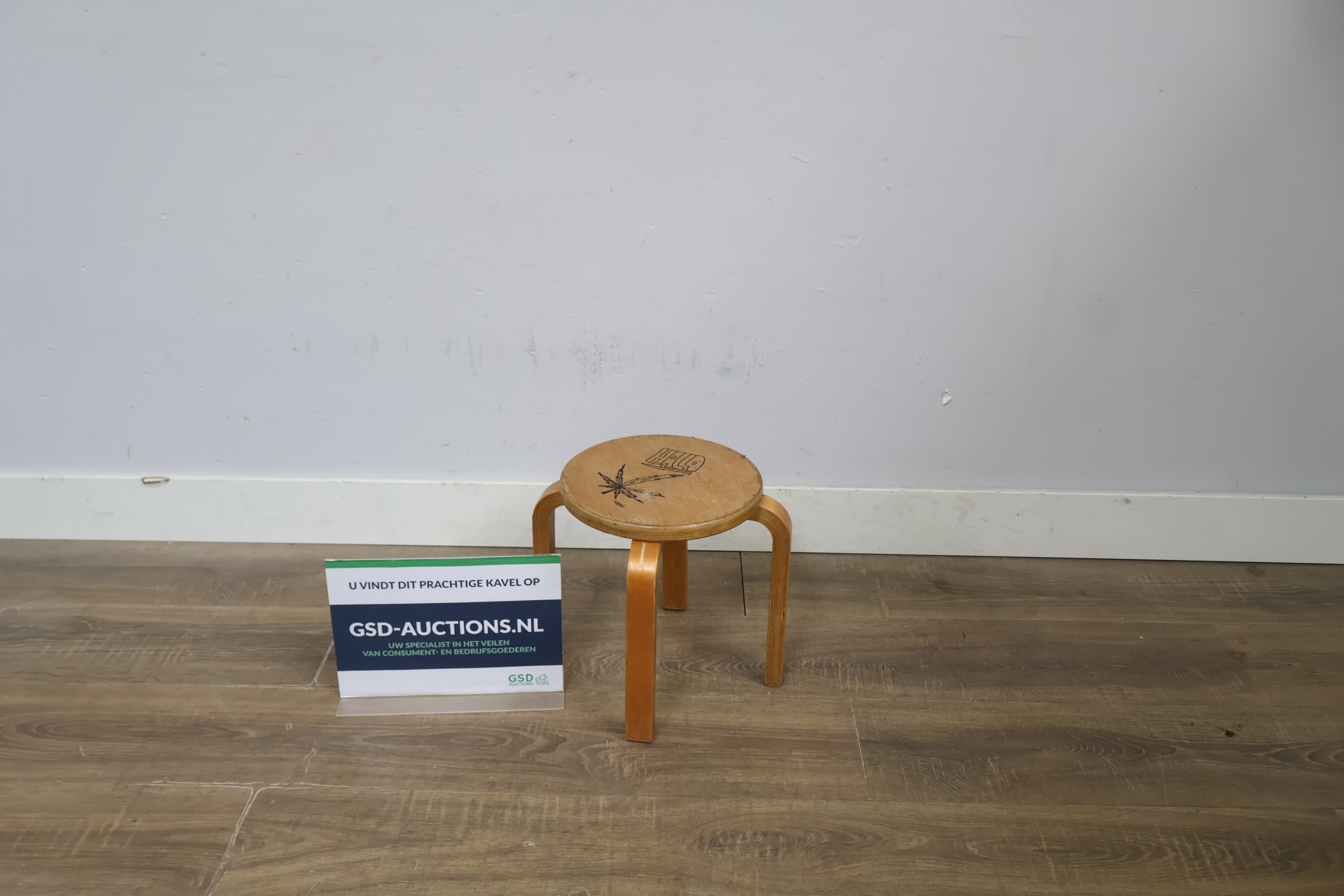 Houten kruk met handgetekende afbeeldingen – foto 2 – kavel bij GSD Auctions, Zoeterwoude