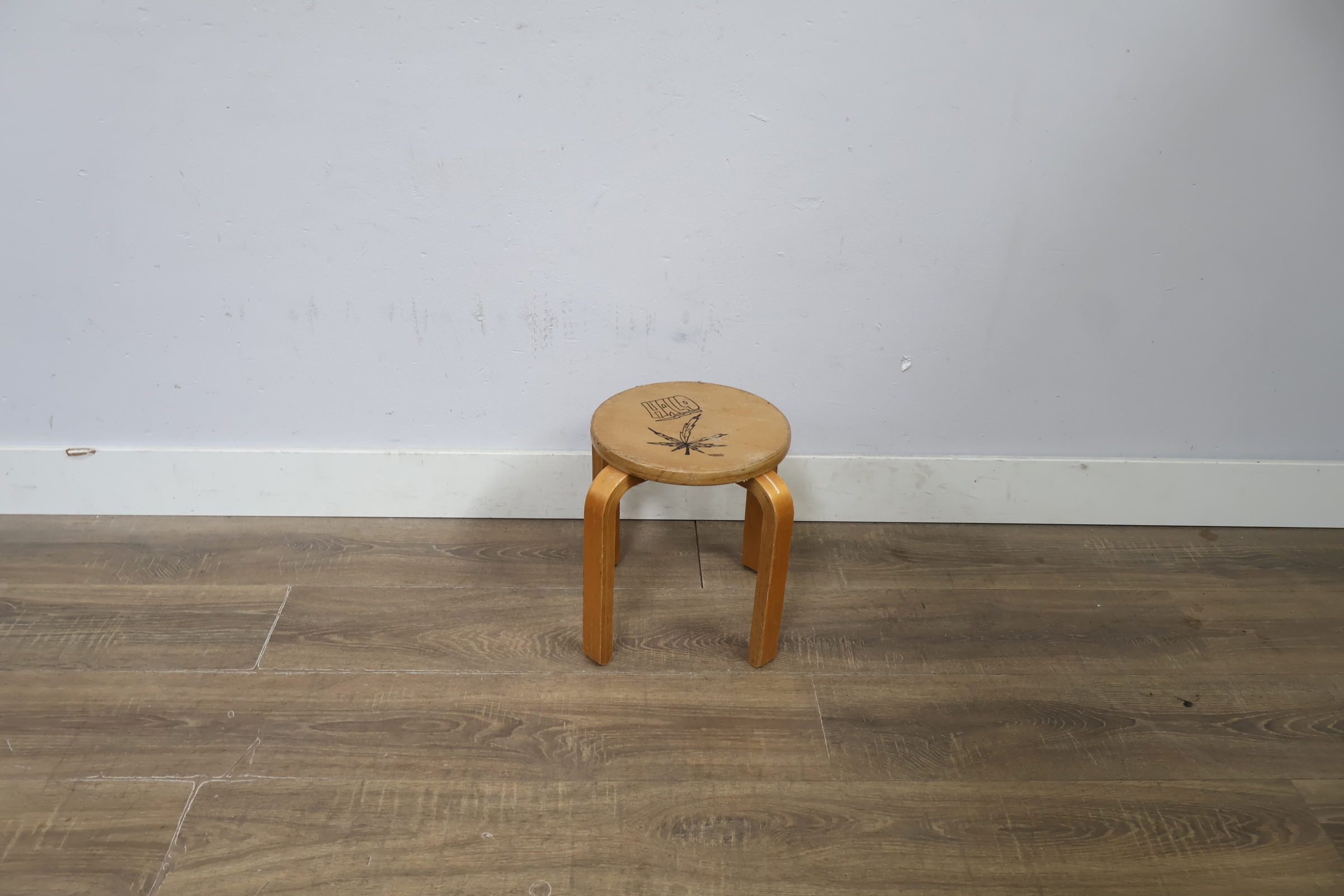 Houten kruk met handgetekende afbeeldingen – foto 3 – kavel bij GSD Auctions, Zoeterwoude