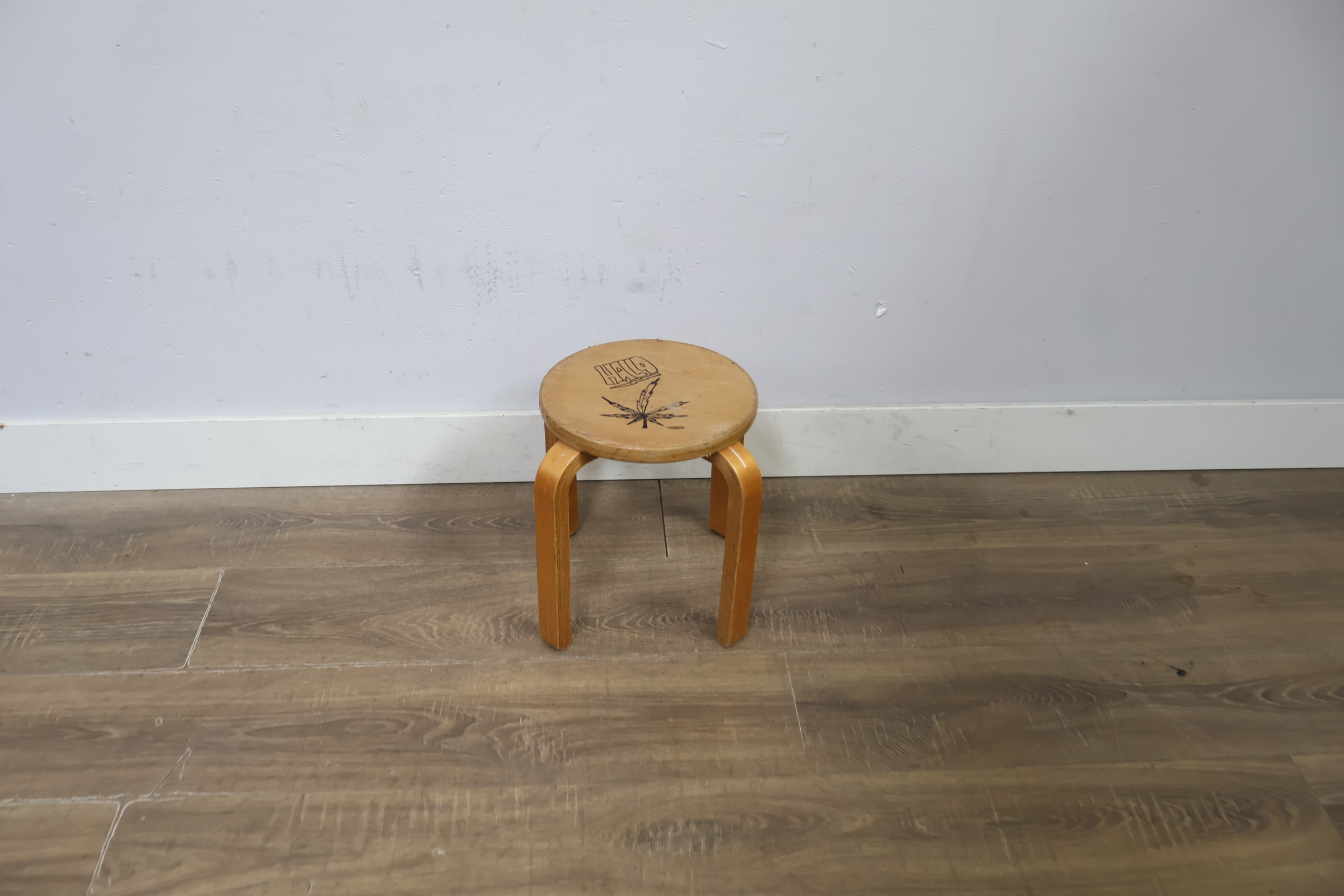 Houten kruk met handgetekende afbeeldingen – foto 4 – kavel bij GSD Auctions, Zoeterwoude